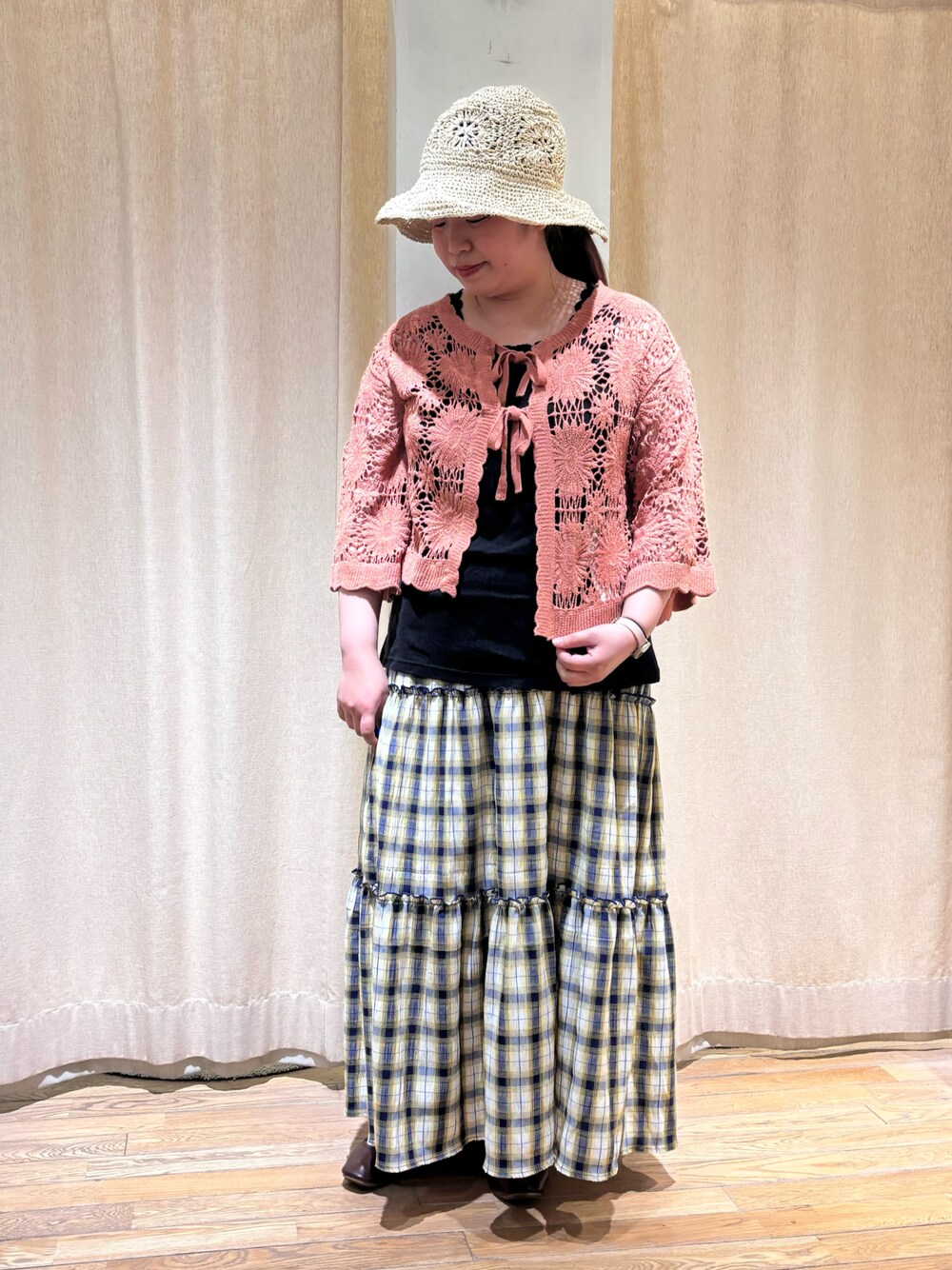 オレンジ系のカーディガン/ボレロ、ブルー系のスカートを着用したレディースの夏コーディネートの1枚目の写真