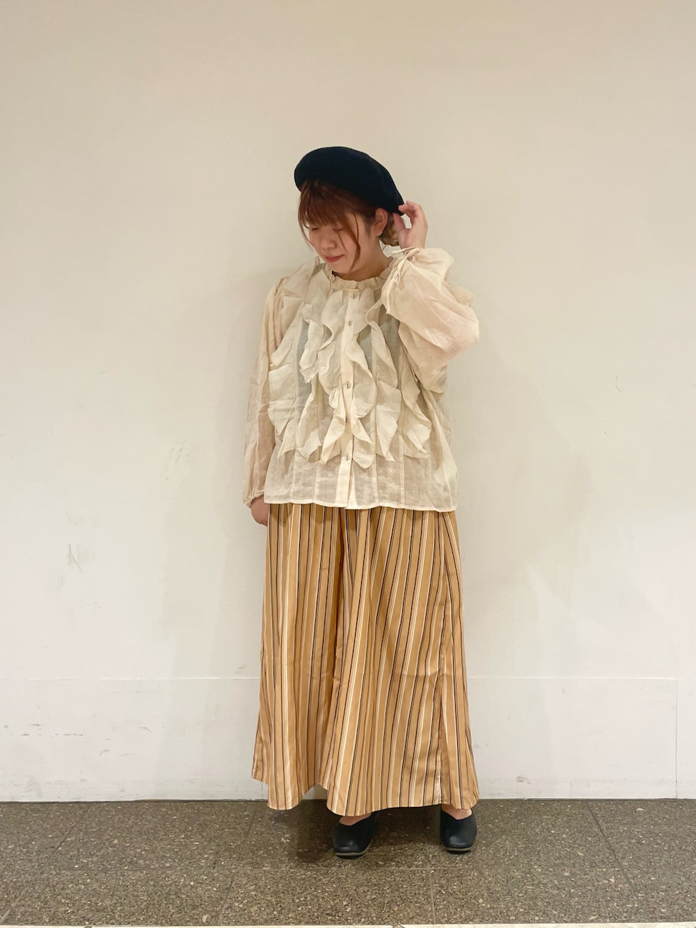 ホワイト系のシャツ/ブラウス、イエロー系のその他パンツ、ブラック系のハットを着用したレディースの秋コーディネートの1枚目の写真
