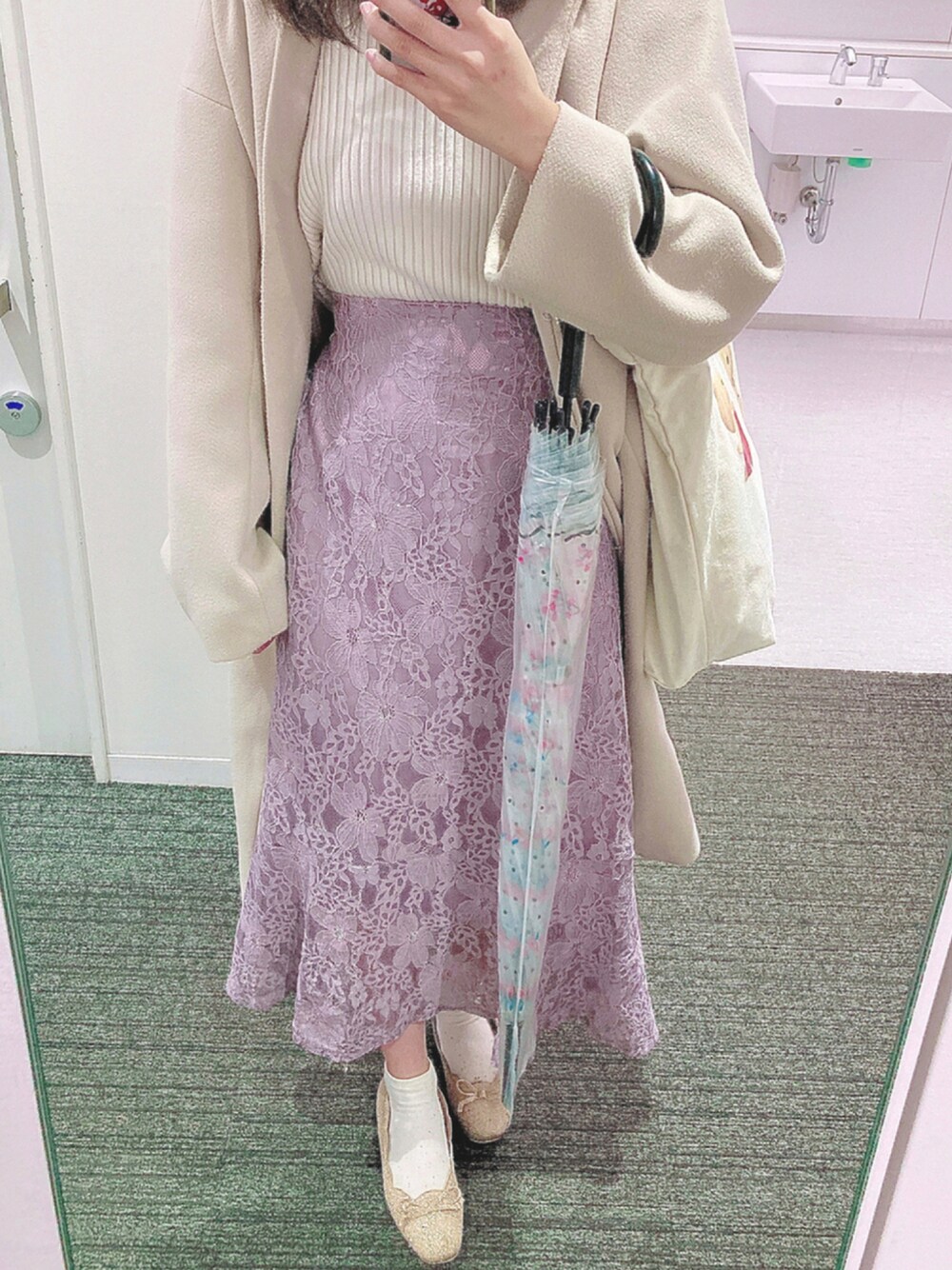 「ootd、低身長コーデ、ロングスカート、マーメイドスカート、GRL、グレイル、ニット/セーター、セーター」｜「GRLのボリュームスリーブボトルネックニットトップス（ニット/セーター、ホワイト系）」を使った、らゆちゃんさん（レディース・149cm）の冬コーディネートの1枚目の写真