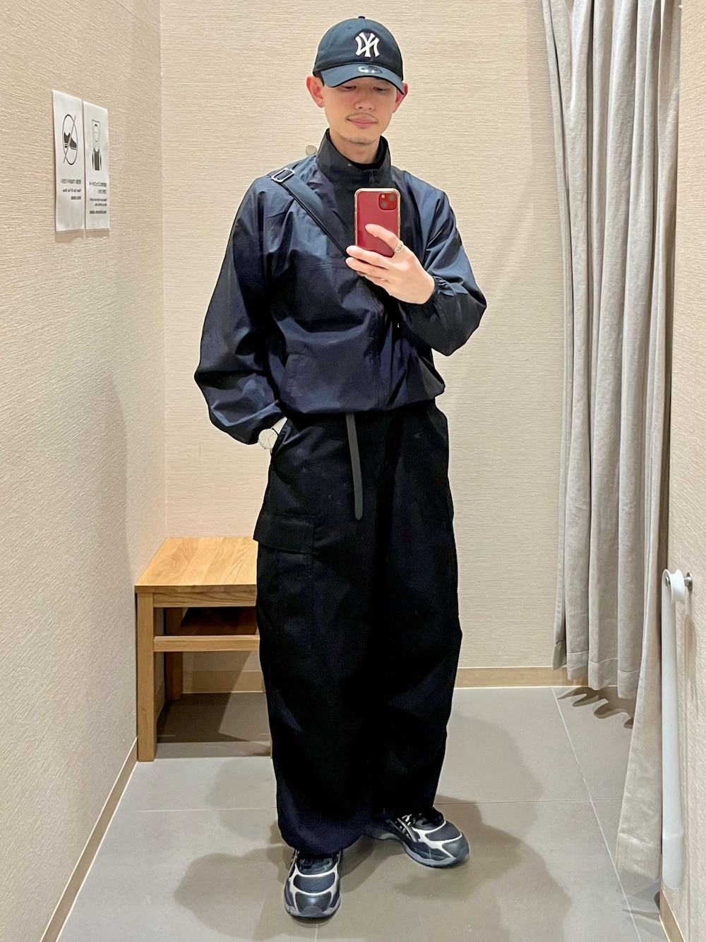 「休日スタイル、ブラック、オトナカジュアル」｜「NEW ERAのNEW ERA x B:MING by BEAMS / 別注 930 ウォッシュ キャップ（キャップ、ブラック系）」を使った、漸さん（メンズ・172cm）の春コーディネートの1枚目の写真