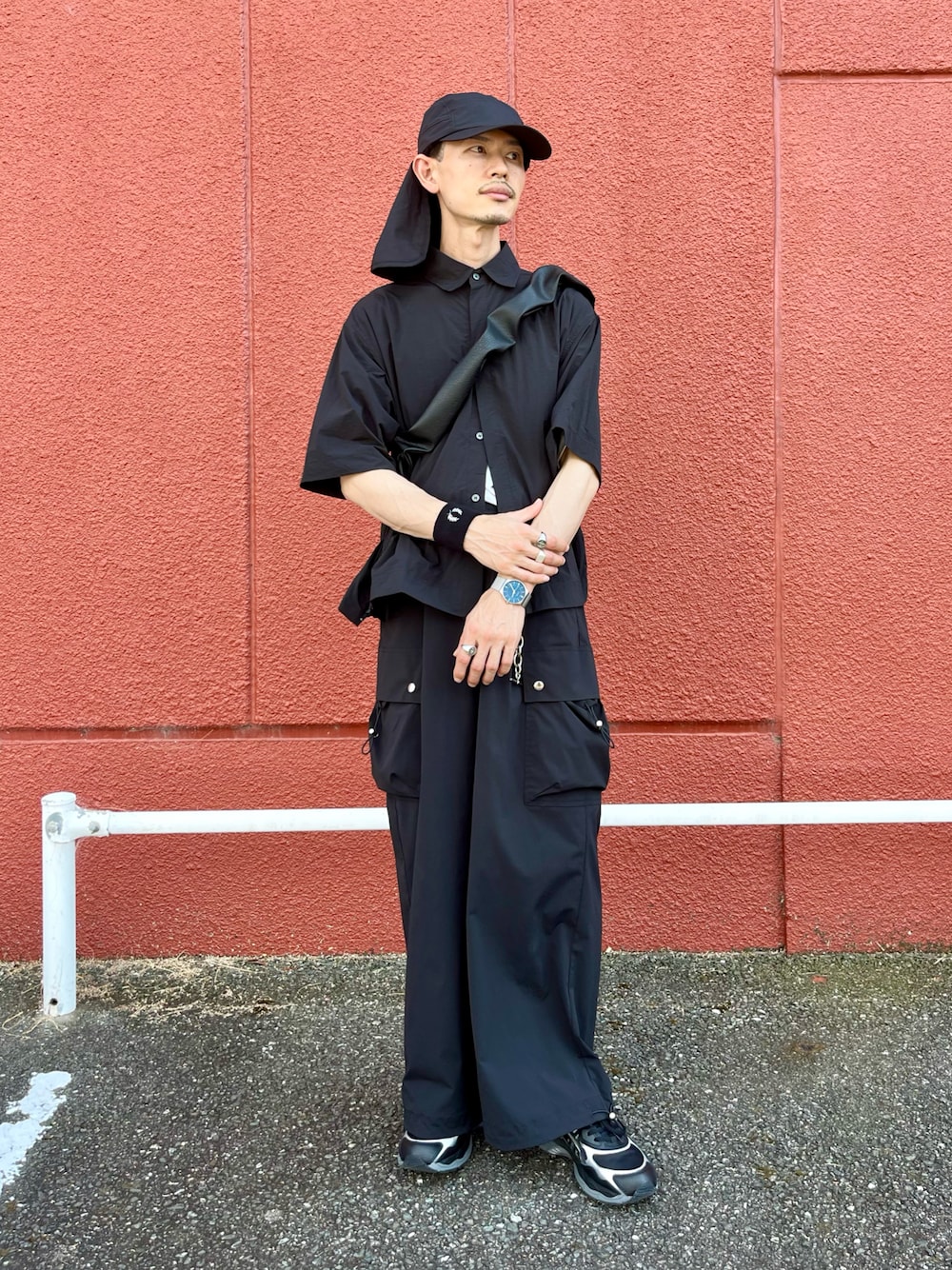 「休日スタイル、ブラックコーデ」｜「ASICSのGEL-NYC（スニーカー、ブラック系）」を使った、漸さん（メンズ・172cm）の夏コーディネートの1枚目の写真