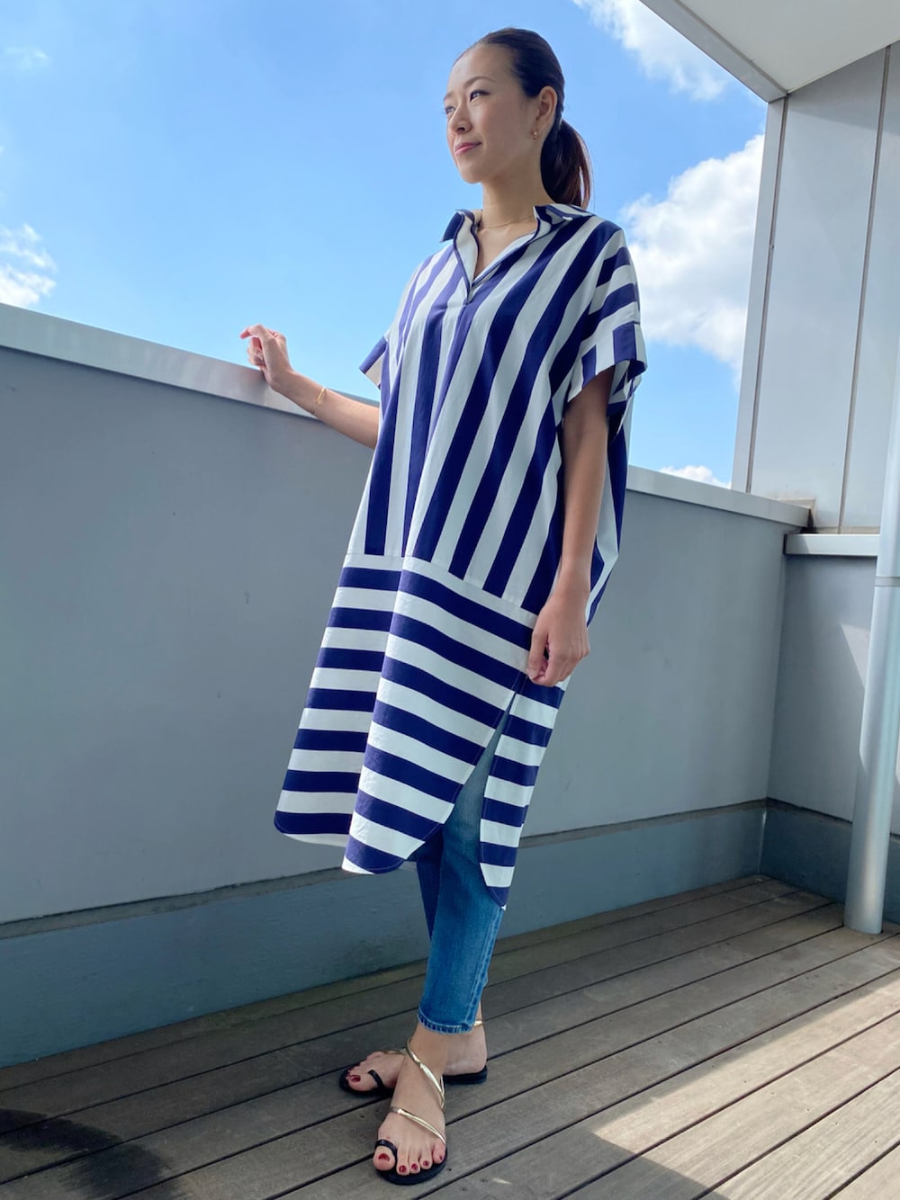 ブルー系のデニムパンツ、ブルー系のシャツワンピース、その他のワンピースを着用したレディースの夏コーディネートの1枚目の写真