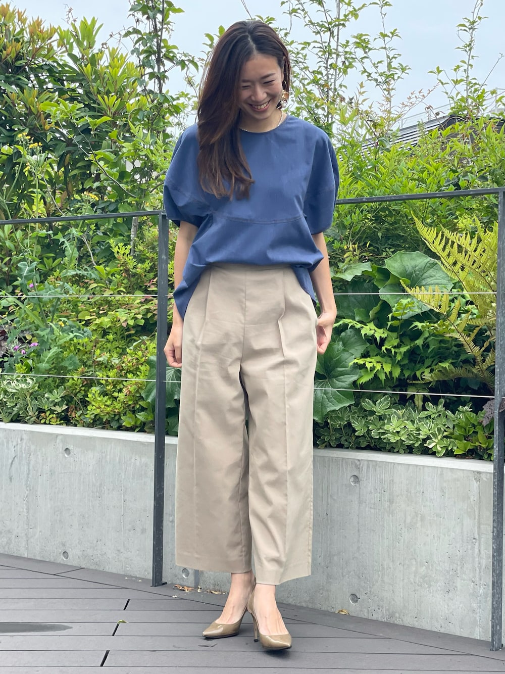 「パンツスタイル、夏コーデ、デニムブラウス、デニムライク」｜「INEDのアイテム（シャツ/ブラウス、ブルー系）」を使った、moemi27さん（レディース・158cm）の夏コーディネートの1枚目の写真