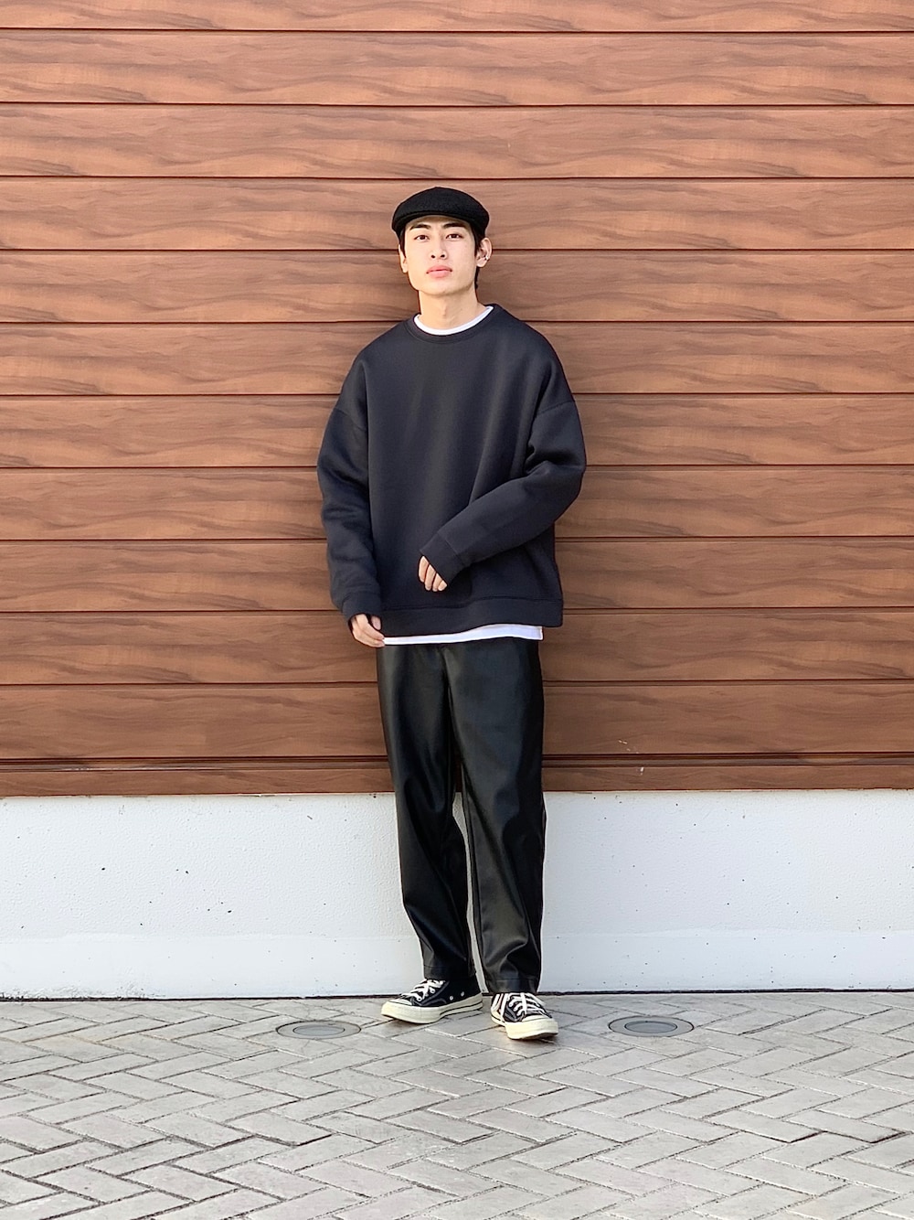 ブラック系のその他パンツ、グレー系のスウェット、ホワイト系のTシャツ/カットソーを着用したメンズの冬コーディネートの1枚目の写真