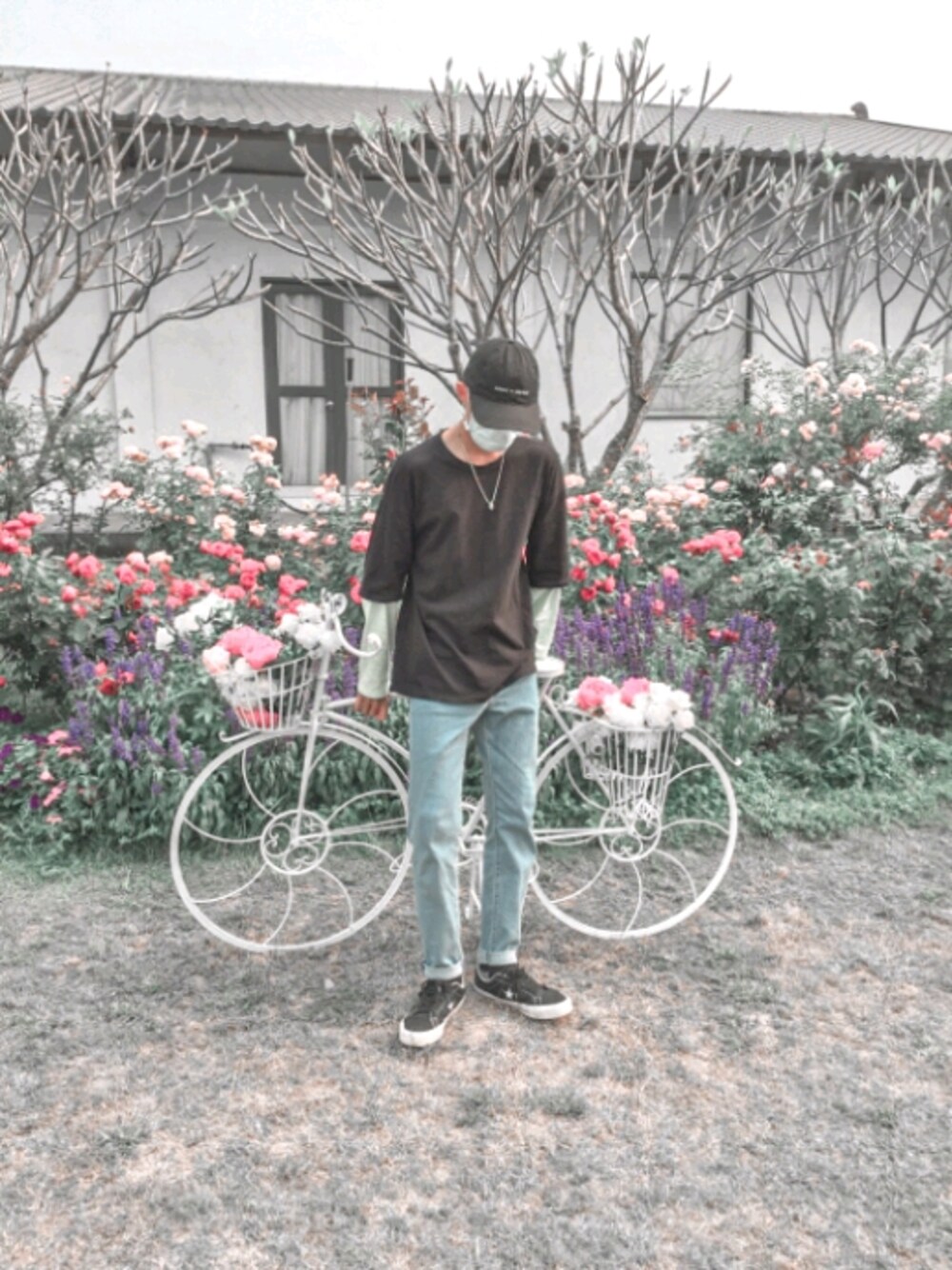 ブラック系のその他トップス、ブルー系のデニムパンツを着用したメンズの夏コーディネートの1枚目の写真