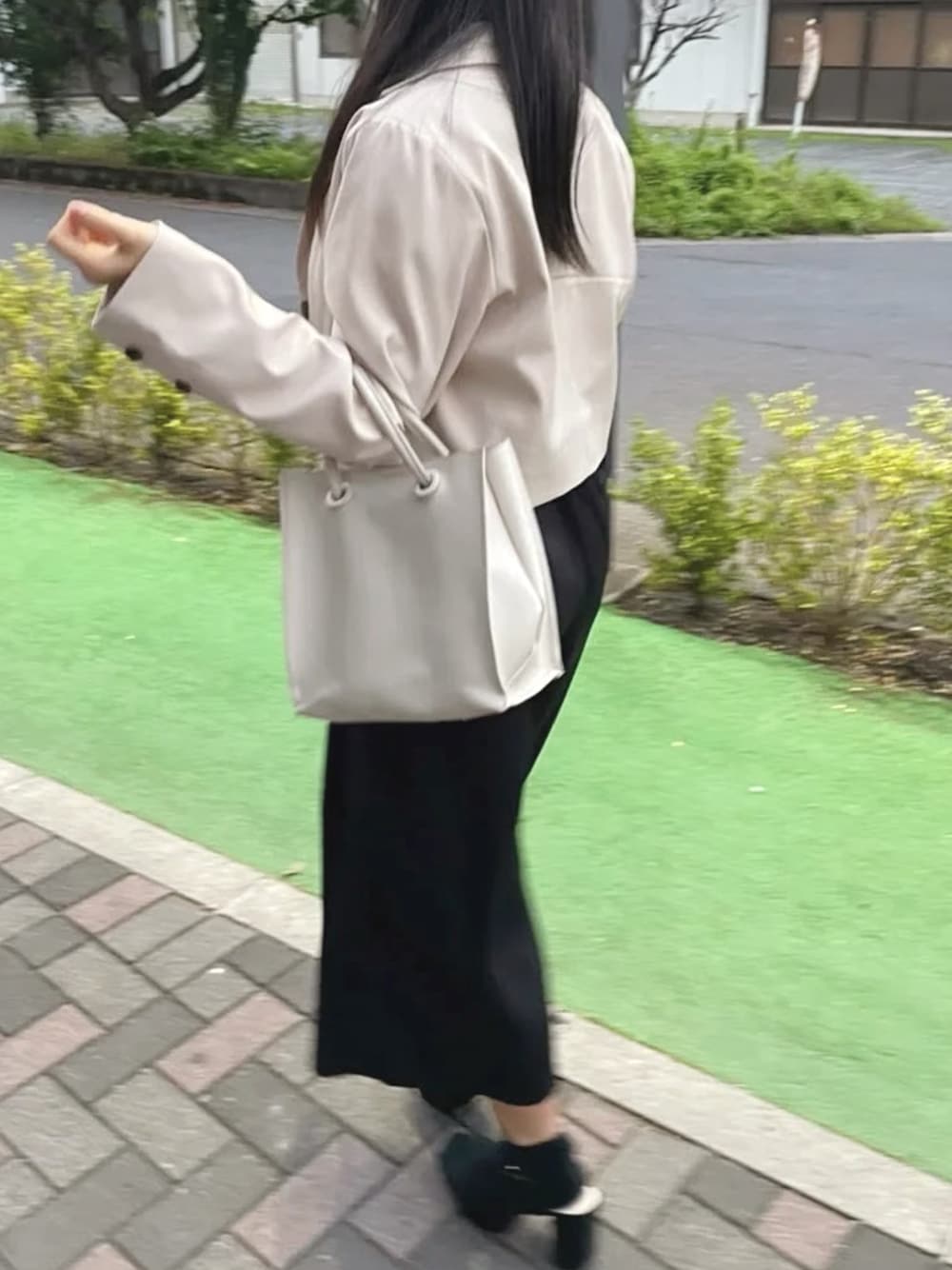 「シンプル、カジュアルコーデ、キレイめ、ゆるコーデ、大人コーデ、大人女子、大人ガーリー、カーディガン、フェミニン、フェミニンスタイル、オフィスカジュアル、オフィススタイル、ガーリー、オトナカジュアル、大人かわいい」｜「MAJESTIC LEGONのレトロショートジャケット（テーラードジャケット、ベージュ系）」を使った、ちふみさん（レディース・157cm）の夏コーディネートの1枚目の写真