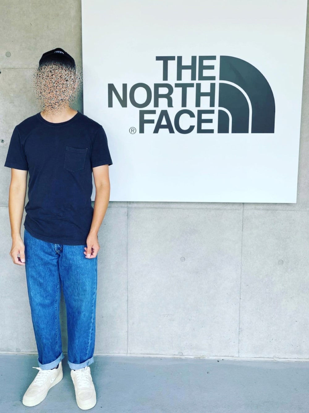 ホワイト系のスニーカー、ブルー系のデニムパンツ、ブラック系のTシャツ/カットソーを着用したメンズの夏コーディネートの1枚目の写真