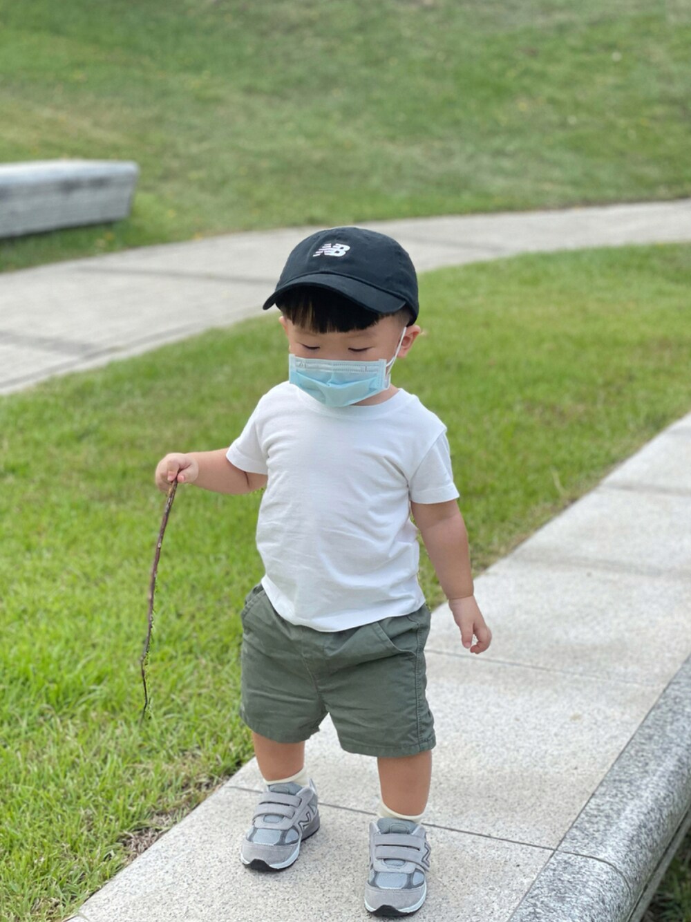 「NEW BALANCEのアイテム（スニーカー、グレー系）」を使った、Ollie🇹🇼さん（キッズ・80cm）の夏コーディネートの1枚目の写真