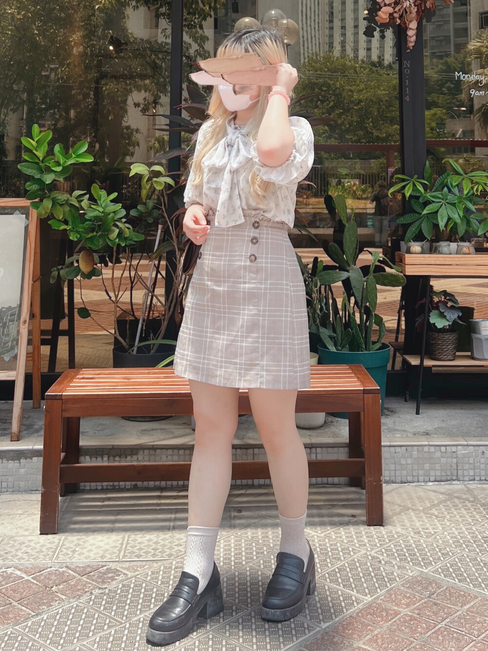 「NICECLAUP、apresjour、Frenchgirly、アプレジュール、ナイスクラップ、フレンチガーリー、ガーリー」｜「Heatherのヒールローファー（ドレスシューズ、ブラック系）」を使った、Solar Chanさん（レディース・153cm）の夏コーディネートの1枚目の写真