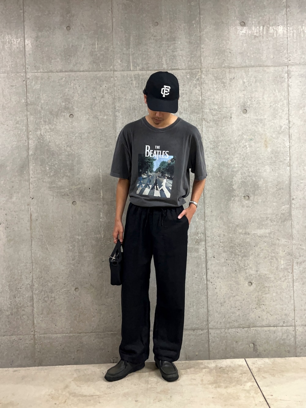 「バンドT、バンT、古着MIX、古着、古着好きな人と繋がりたい、ブラック、ワントーンコーデ、夏コーデ、モノトーン、デートコーデ、キャップ、夏だ！Tシャツ着よう！、シンプルコーデ、ストリートMIX、おしゃれさんと繋がりたい」｜「GOOD ROCK SPEEDの【新柄追加】【GOOD ROCK SPEED/グッドロックスピード】別注オーバーサイズTシャツ バンT バンドT（Tシャツ/カットソー、その他）」を使った、ハヤシさん（メンズ・183cm）の夏コーディネートの1枚目の写真