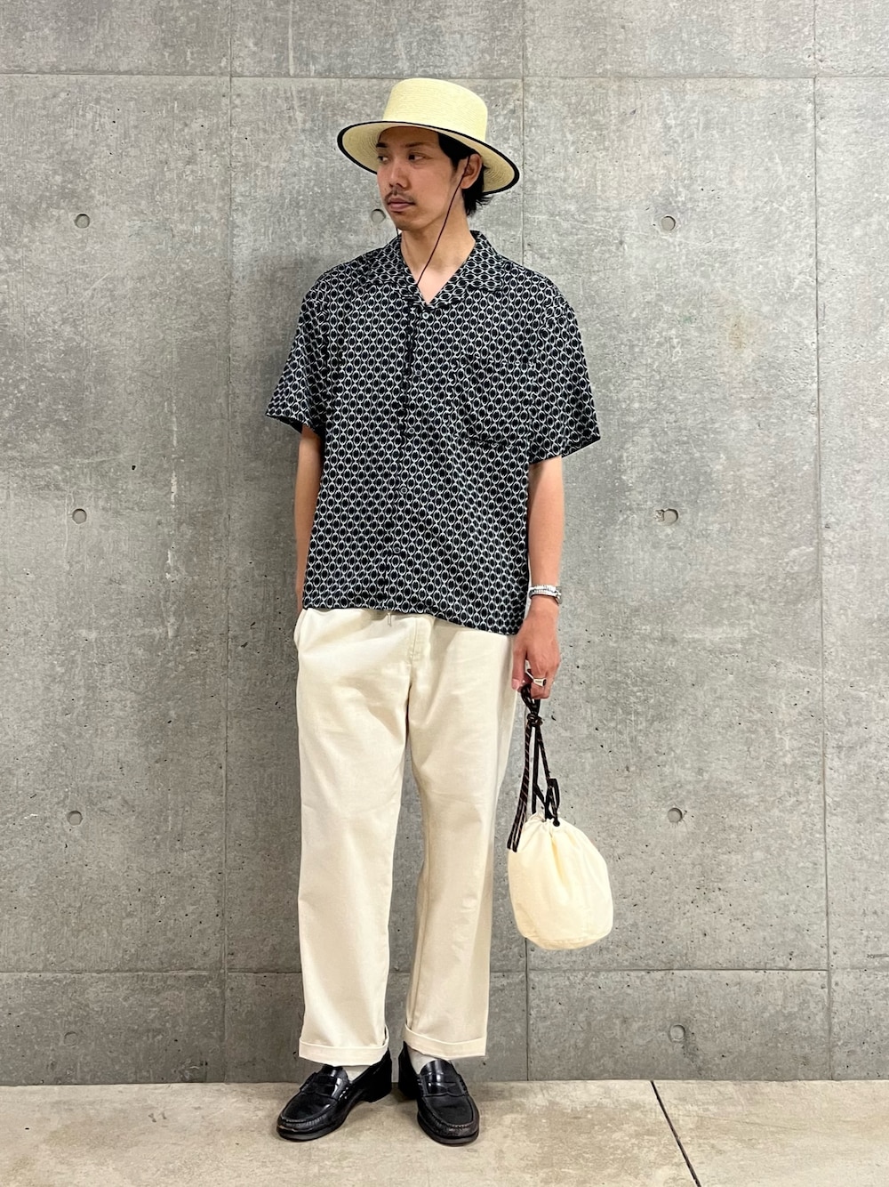 「柄シャツ、ワイドパンツ、シャツスタイル、休日スタイル、お出かけコーデ、白パンツ、ローファー、デートコーデ、総柄、オープンカラーシャツ、アロハシャツ、ストローハット、大人カジュアル、シャツコーデ、初夏コーデ」｜「GLOSTERの【GLOSTER】CODE LONG BRIM STRAW HAT ハット 麦わら カンカン帽（ハット、ホワイト系）」を使った、ハヤシさん（骨格ストレート・メンズ・183cm）の春コーディネートの1枚目の写真