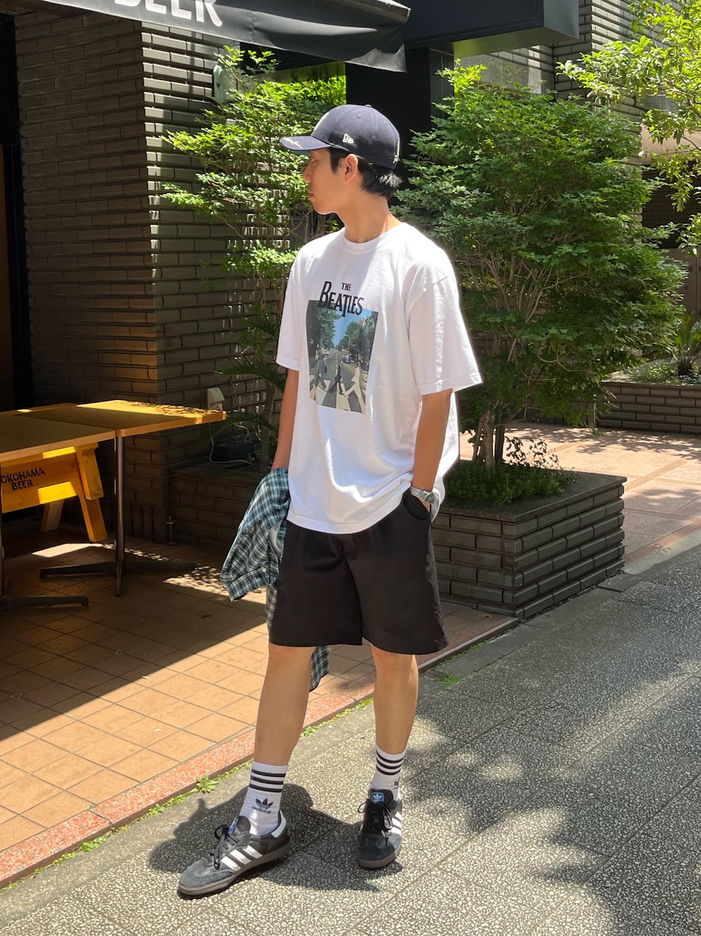 「スポーツミックス、白Tシャツ、ハーフパンツ、シンプルコーデ、夏コーデ、お出かけコーデ、フェススタイル、アウトドアスタイル、キャップ、デートコーデ、夏服、休日コーデ、バンドT、ショートパンツ、グラミチ」｜「GOOD ROCK SPEEDの【GOOD ROCK SPEED】 別注 オーバーサイズバンドTシャツ バンT ロックT（Tシャツ/カットソー、ホワイト系）」を使った、ハヤシさん（メンズ・183cm）の夏コーディネートの1枚目の写真
