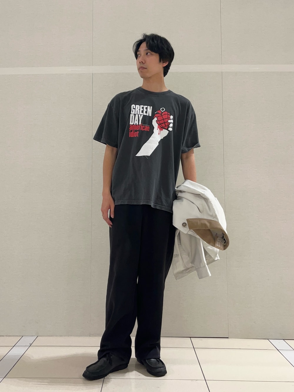 「バンドT、Tシャツ、Tシャツコーデ、Tシャツ/カットソー、ブラック、ブラックコーデ、春、春コーデ、春夏コーデ、夏、夏コーデ、GOOD ROCK SPEED、ストリートMIX、カジュアルスタイル、オールブラック」｜「GOOD ROCK SPEEDの【GOOD ROCK SPEED】 別注 オーバーサイズバンドTシャツ バンT ロックT（Tシャツ/カットソー、ブラック系）」を使った、ハヤシさん（骨格ストレート・メンズ・183cm）の春コーディネートの1枚目の写真
