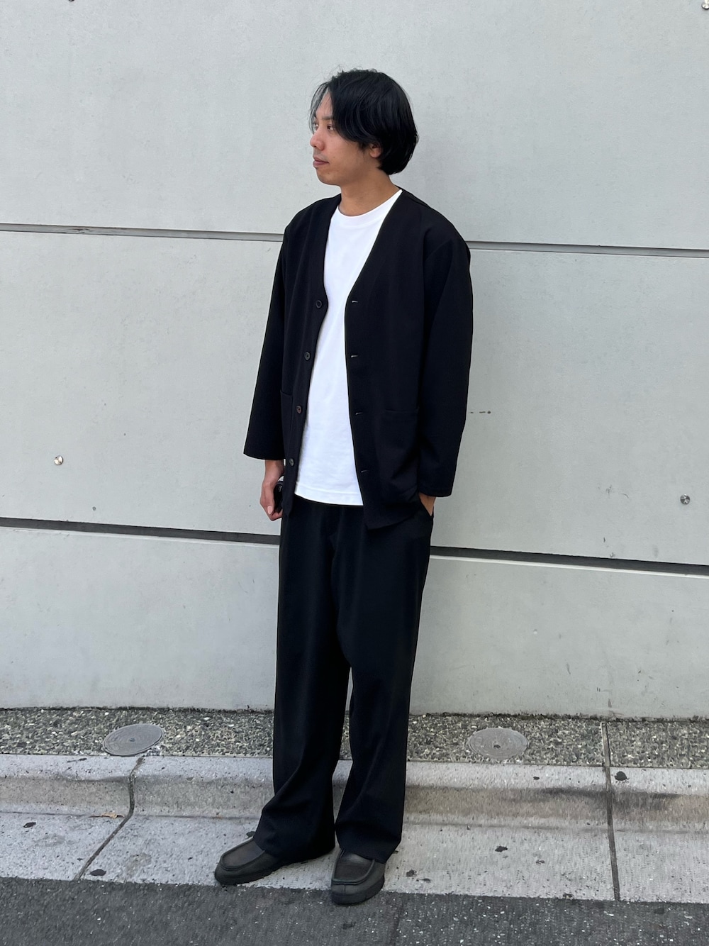 ブラック系のカーディガン/ボレロ、ブラック系のブーツを着用したメンズの秋コーディネートの1枚目の写真