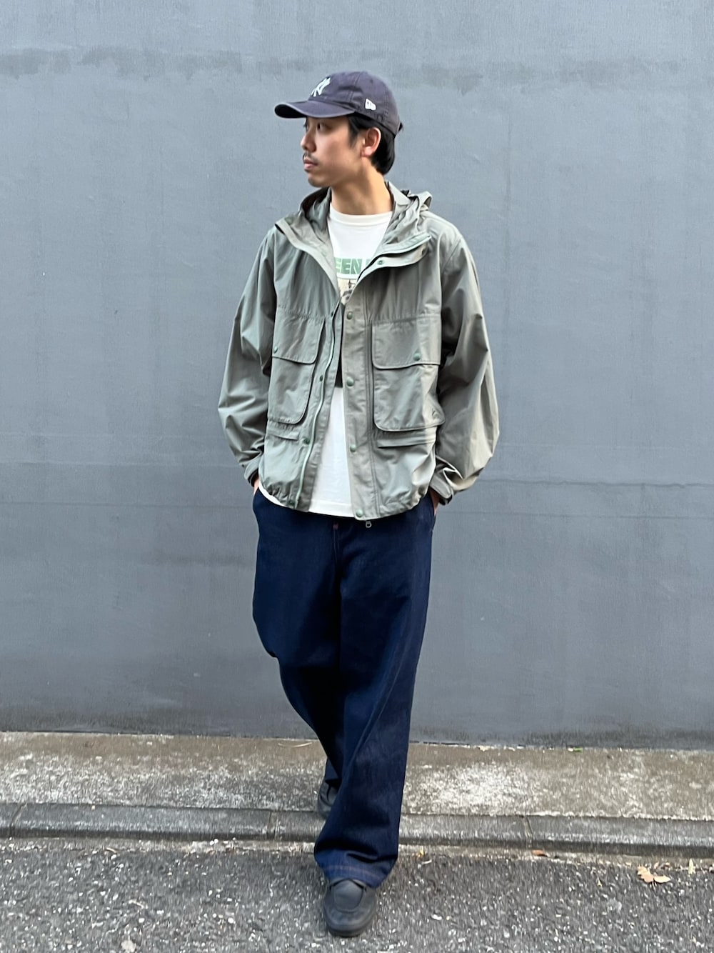 「春服コーデ、春、シンプルスタイル、ストリートコーデ、大人コーデ、いいね、save、フォローお願いします🤑、デニムコーデ、バンドT、古着MIX、デニムパンツ、デニム、ナイロンジャケット、春コーデ、春アウター、グリーン」｜「KELTYの【限定展開】【KELTY×GLOSTER】別注  ミリタリー ユーティリティ フィッシングジャケット（ブルゾン、グリーン系）」を使った、ハヤシさん（骨格ストレート・メンズ・183cm）の春コーディネートの1枚目の写真