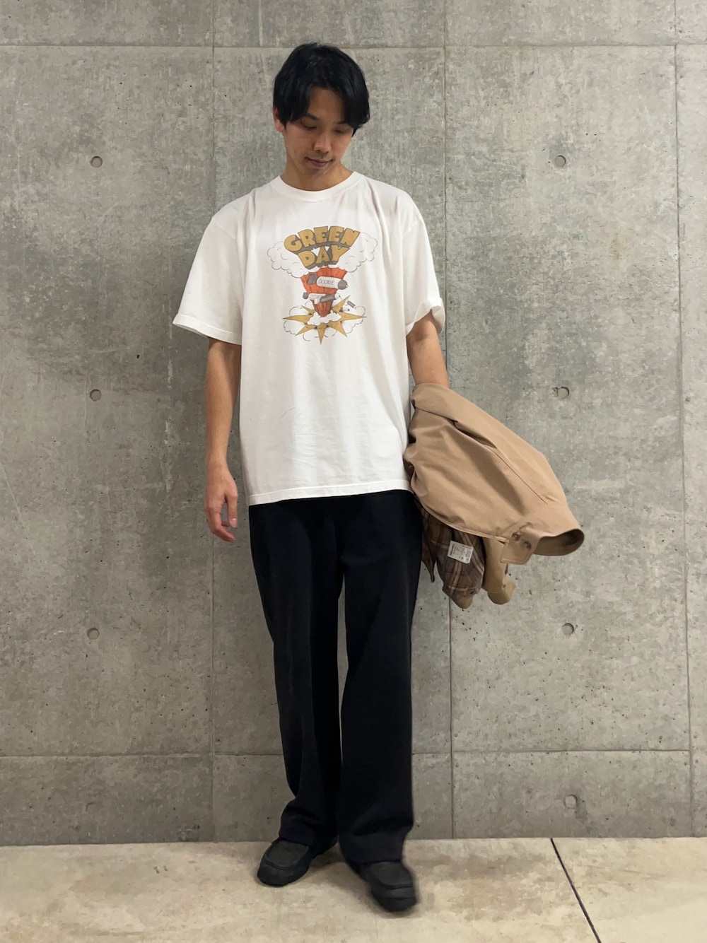 「古着MIX、メンズコーデ、カジュアルコーデ、春、春服コーデ、ゆるコーデ、オトナカジュアル、シンプルスタイル、春服みてみて、シンプル、バンドT、GOOD ROCK SPEED、Tシャツ、Tシャツコーデ、春夏コーデ」｜「GOOD ROCK SPEEDの【GOOD ROCK SPEED】 別注 オーバーサイズバンドTシャツ バンT ロックT（Tシャツ/カットソー、ホワイト系）」を使った、ハヤシさん（骨格ストレート・メンズ・183cm）の春コーディネートの1枚目の写真