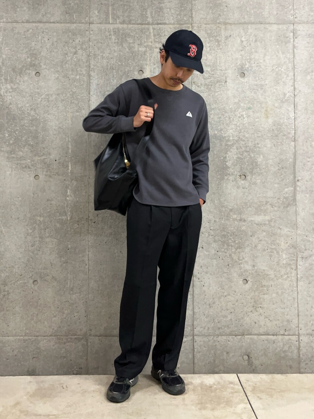 グレー系のTシャツ/カットソー、ブラック系のその他パンツ、ブラック系のショルダーバッグを着用したメンズの秋コーディネートの1枚目の写真