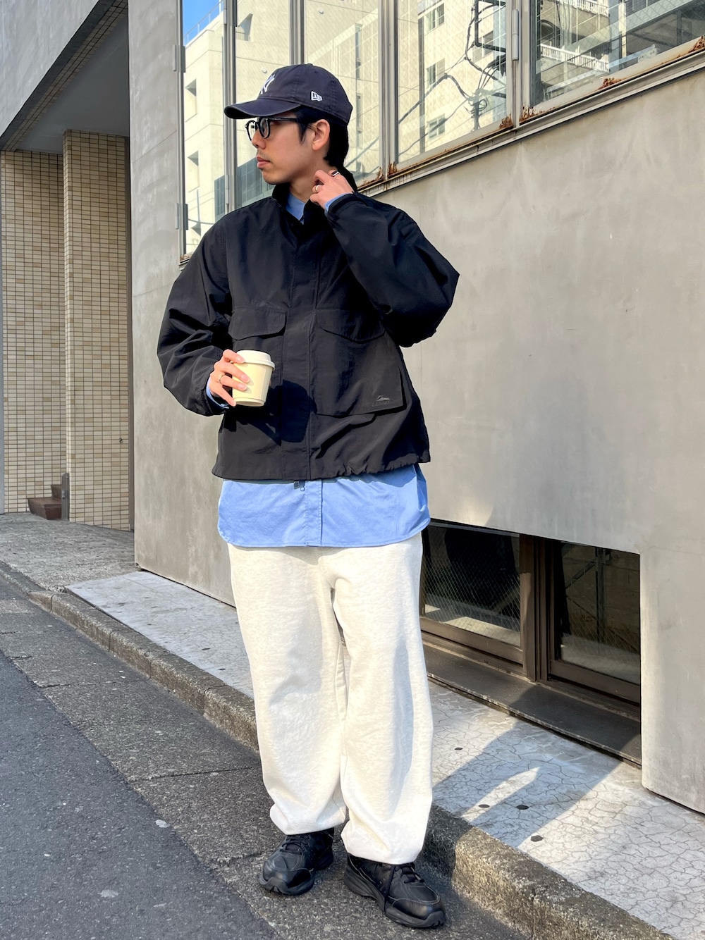 「春色、休日スタイル、デートコーデ、お出かけコーデ、アウトドアスタイル、モノトーン、古着MIX、大人カジュアル、スポーツミックス、春夏コーデ、春ファッション、オトナカジュアル、シンプルスタイル、ナイロンジャケット、アウトドア」｜「GEVACOの【GEVACO/ゲバコ】リラックス 裏毛 ワイドスウェットパンツ ワンポイントロゴ（スウェットパンツ、ベージュ系）」を使った、ハヤシさん（骨格ストレート・メンズ・183cm）の春コーディネートの1枚目の写真
