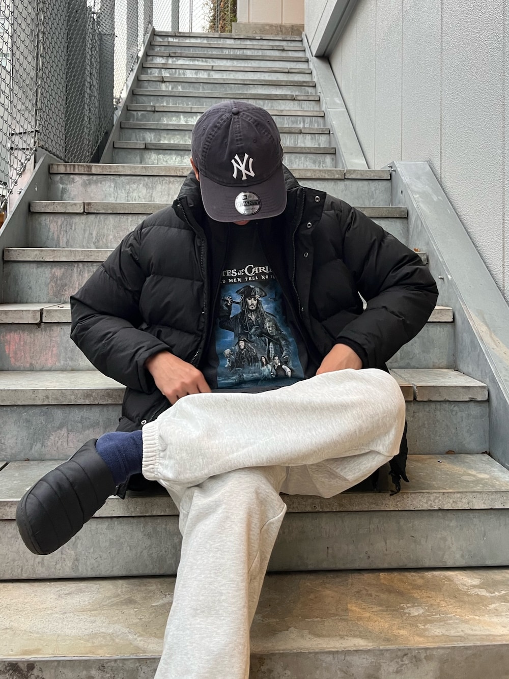 「レイヤードスタイル、かんたん！着回しコーデ術、映画Tシャツ、映画、ディズニー、ディズニーコーデ、パイレーツオブカリビアン、プリントT、冬コーデ、冬アウター、ダウン、ダウンジャケット、Tシャツ、Tシャツコーデ、スウェットパンツ」｜「GOOD ROCK SPEEDの【GOOD ROCK SPEED】映画 /ムービー / MOVIE プリントTシャツ（Tシャツ/カットソー、ブラック系）」を使った、ハヤシさん（骨格ストレート・メンズ・183cm）の冬コーディネートの1枚目の写真