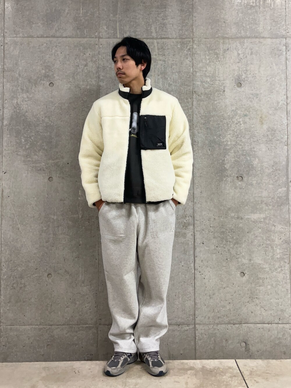 「オトナカジュアル、メンズファッション、休日コーデ、ラフ、おでかけコーデ、スウェットパンツ、ボア、ボアジャケット、ボアブルゾン、リバーシブル、着回しコーデ、アウトドア、アウトドアスタイル、ダウンジャケット、ダウン」｜「TAIONの【TAION】マウンテン リバーシブル ハイネック ライトダウン×ソフトボア ジャケット（ダウンジャケット/コート、ホワイト系）」を使った、ハヤシさん（骨格ストレート・メンズ・183cm）の冬コーディネートの1枚目の写真