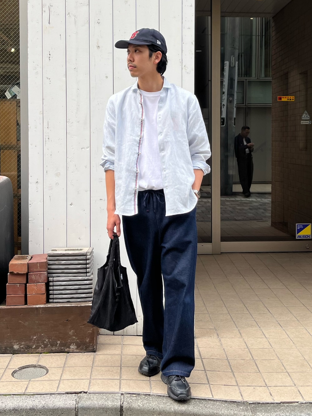 「白シャツ、ストライプシャツ、やっぱり帽子が好き、お出かけコーデ、シャツスタイル、デートコーデ、キャップ、きれいめカジュアル、レイヤードスタイル、オトナカジュアル、リネンシャツ、リネン、父の日、オフィスカジュアル、キレイめ」｜「GLOSTERの【GLOSTER/グロスター】リネン100％ パラシュートカッタウェイ 長袖シャツ（シャツ/ブラウス、ブルー系）」を使った、ハヤシさん（骨格ストレート・メンズ・183cm）の春コーディネートの1枚目の写真