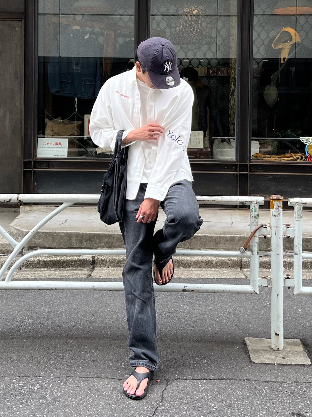 「アメカジ、白シャツ、柄シャツ、モノトーン、サンダル、やっぱり帽子が好き、シャツスタイル、デートコーデ、淡色コーデ、キャップ、デニム、オトナカジュアル、休日スタイル、リラックススタイル、大人カジュアル」｜「MEIの【MEI/メイ】Tong Sandal トングサンダル EVA（サンダル、ブラック系）」を使った、ハヤシさん（骨格ストレート・メンズ・183cm）の夏コーディネートの1枚目の写真