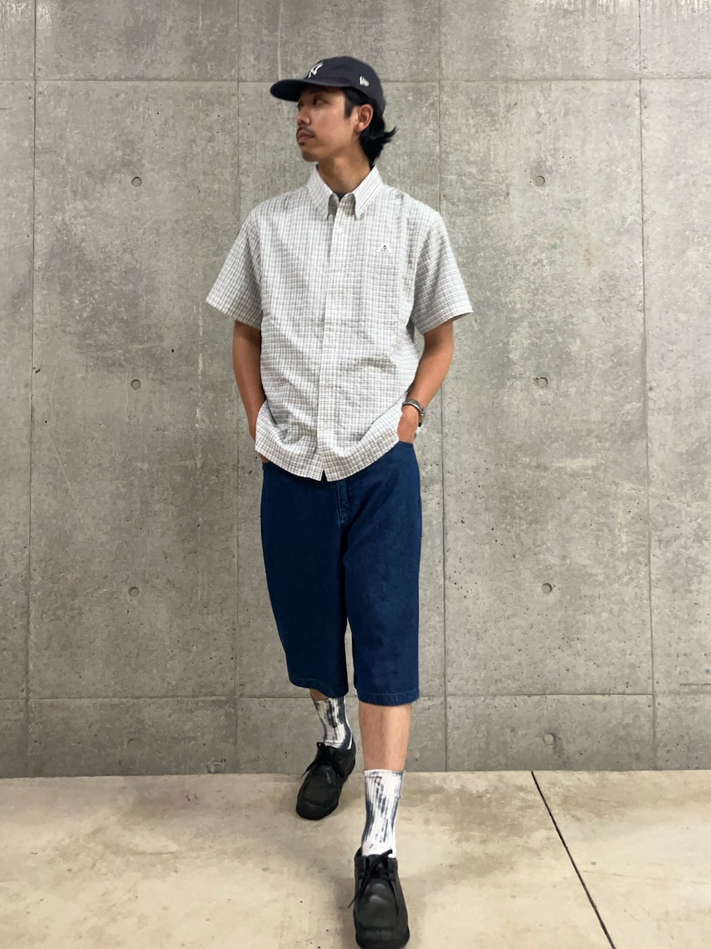 「柄シャツ、夏コーデ、キャップ、韓国ファッション、ハーフパンツ、デニム、シャツスタイル、お出かけコーデ、フェススタイル、おしゃれさんと繋がりたい、シンプルスタイル、シャツ、チェック、チェックシャツ、タイダイ柄」｜「GEVACOの【EXCLUSIVE】【GEVACO/ゲバコ】シアサッカー ボタンダウン半袖シャツ（無地/チェック）（シャツ/ブラウス、ホワイト系）」を使った、ハヤシさん（骨格ストレート・メンズ・183cm）の夏コーディネートの1枚目の写真