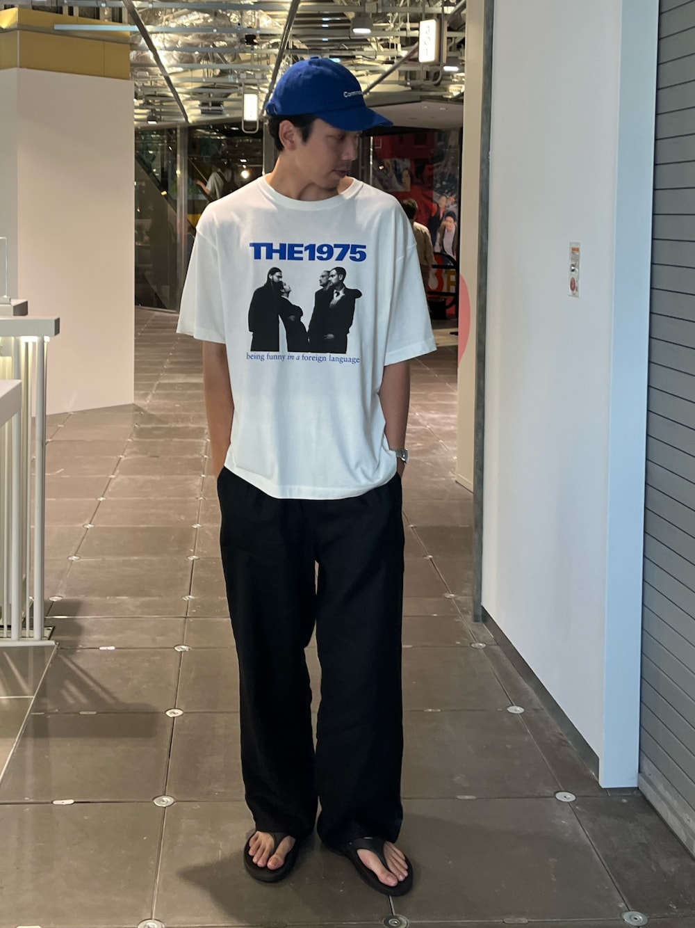 「白Tシャツ、シンプルコーデ、夏コーデ、サンダル、スポーツミックス、お出かけコーデ、キャップ、ロゴT、夏服、オトナカジュアル、リネンパンツ、oofos、ビッグシルエット、バンドT、夏だ！Tシャツ着よう！」｜「GOOD ROCK SPEEDの【GOOD ROCK SPEED】ビッグシルエットバンドTシャツ ロックT レーヨン混（Tシャツ/カットソー、ホワイト系）」を使った、ハヤシさん（メンズ・183cm）の夏コーディネートの1枚目の写真