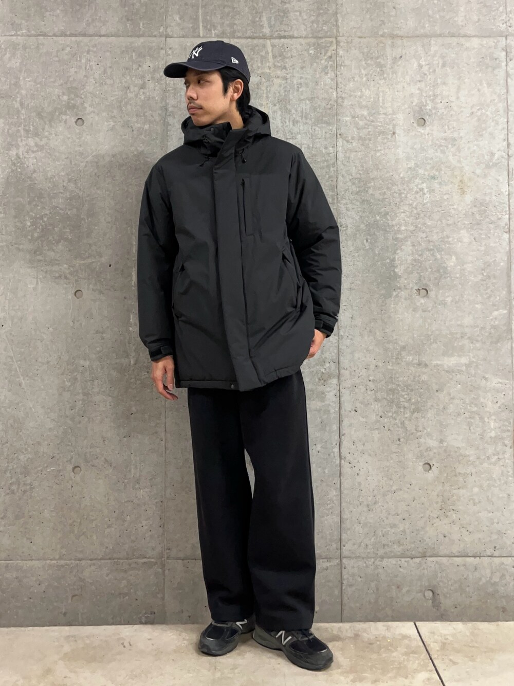 「アウター、アウターコーデ、中綿ジャケット、中綿アウター、コート、コートスタイル、ロングコート、シンプル、シンプルコーデ、シンプルスタイル、着回しコーデ、着回し抜群、大人カジュアル、大人コーデ、モノトーン」｜「GLOSTERの【GLOSTER/グロスター】オールウェザー 中綿フードブルゾン 撥水/軽量（ブルゾン、グレー系）」を使った、ハヤシさん（骨格ストレート・メンズ・183cm）の冬コーディネートの1枚目の写真