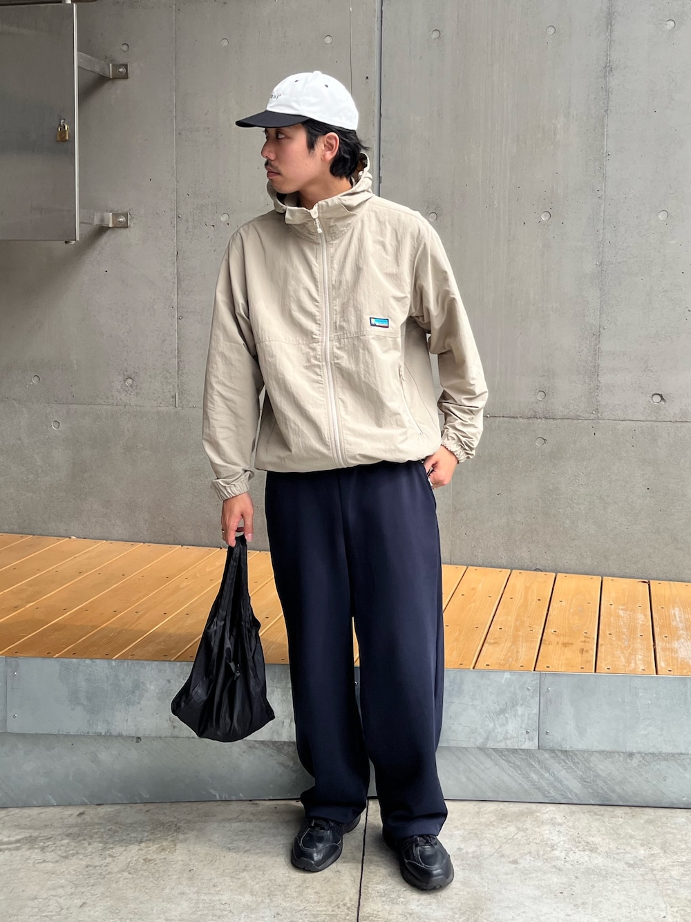 「スポーツミックス、雨の日コーデ、古着MIX、淡色コーデ、キャップ、ストリートコーデ、シティーボーイ、メンズライク、アウトドア、アウトドアスタイル、マウンテンパーカー、ナイロンジャケット、パーカー、大人コーデ、ファッションを楽しもう」｜「Franklin Climbingの【Franklin Climbing/フランクリンクライミング】マウンテンジャケット UV/撥水（ブルゾン、グレー系）」を使った、ハヤシさん（骨格ストレート・メンズ・183cm）の夏コーディネートの1枚目の写真