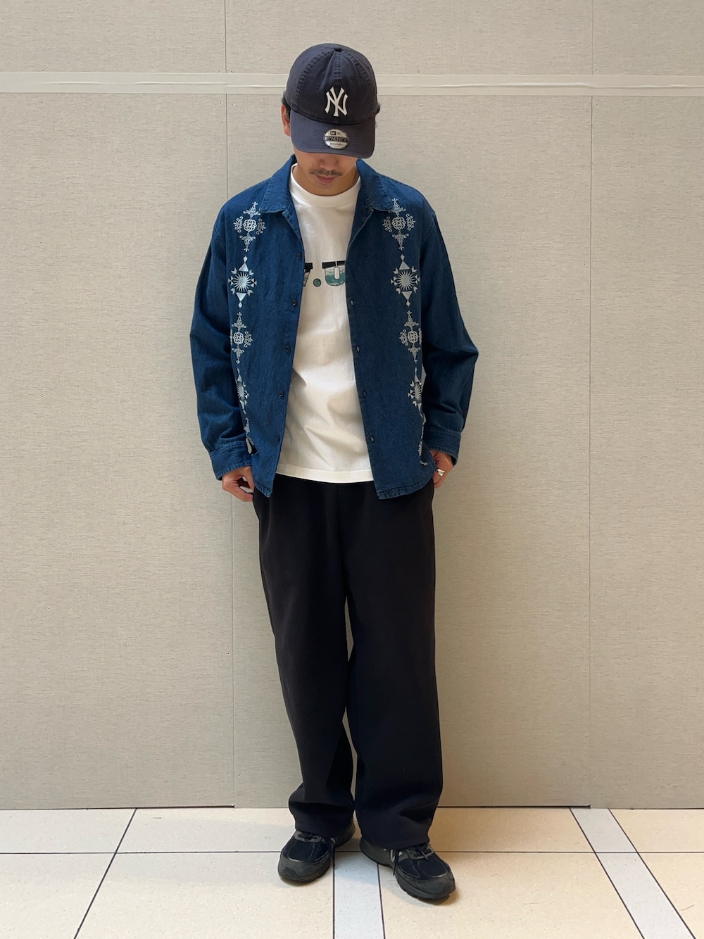 「春コーデ、デニム、デニムシャツ、刺繍、刺繍シャツ、デニムコーデ、春、春色、春服、休日スタイル、春服コーデ、いいね、save、フォローお願いします🤑、おしゃれさんと繋がりたい、カジュアルスタイル、トレンド」｜「GLOSTERの【Wonder Union Project】ASSORT ロングスリーブTシャツ ロンT（Tシャツ/カットソー、ホワイト系）」を使った、ハヤシさん（骨格ストレート・メンズ・183cm）の春コーディネートの1枚目の写真