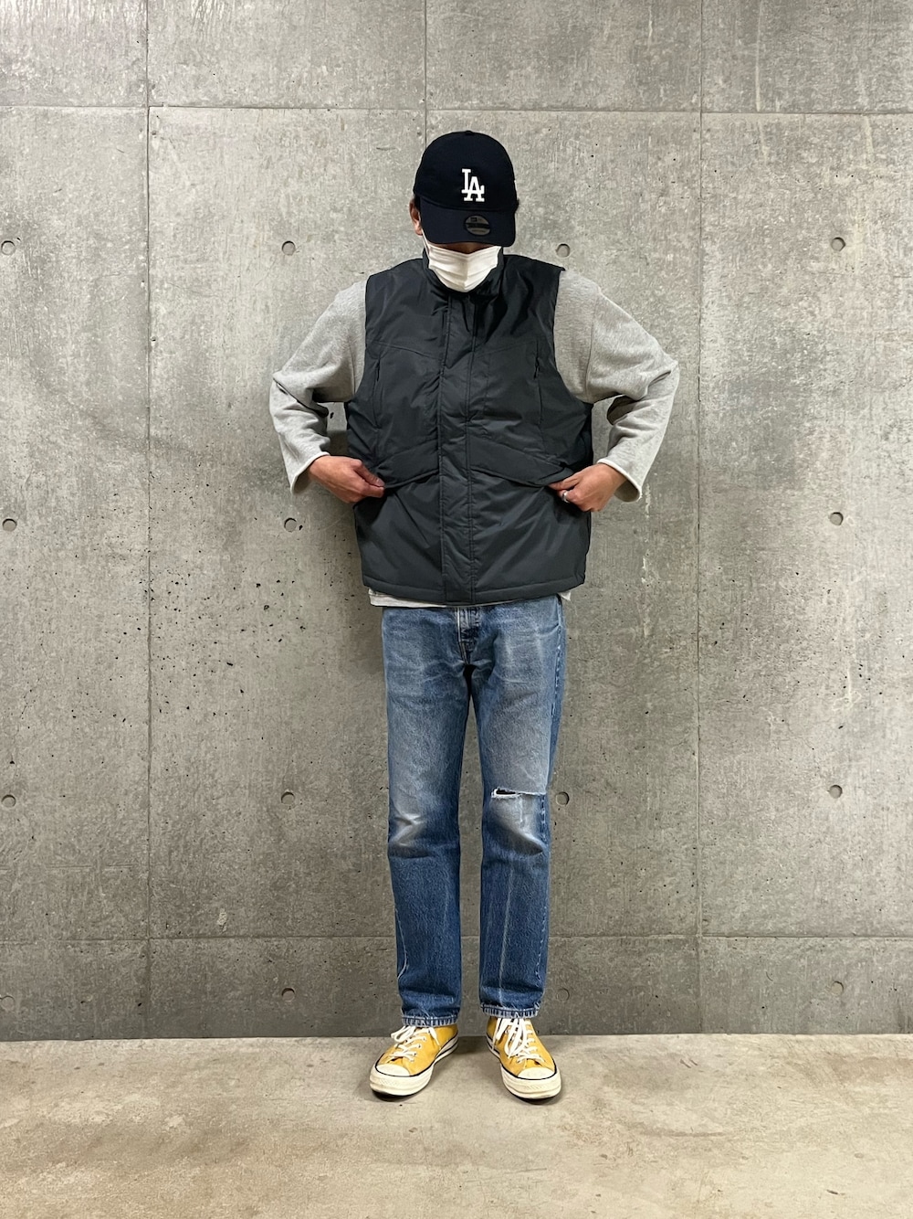 「プチプラ、ストリート、スウェット、カットオフ、デニム、古着MIX、コンバース、CT70s、スポーツミックス、ベスト、春コーデ、春アウター、大人コーデ、シンプル、カジュアル」｜「GLOSTERの【GLOSTER/グロスター】カットオフ リメイククルーネックスウェット（スウェット、グレー系）」を使った、ハヤシさん（メンズ・183cm）の春コーディネートの1枚目の写真