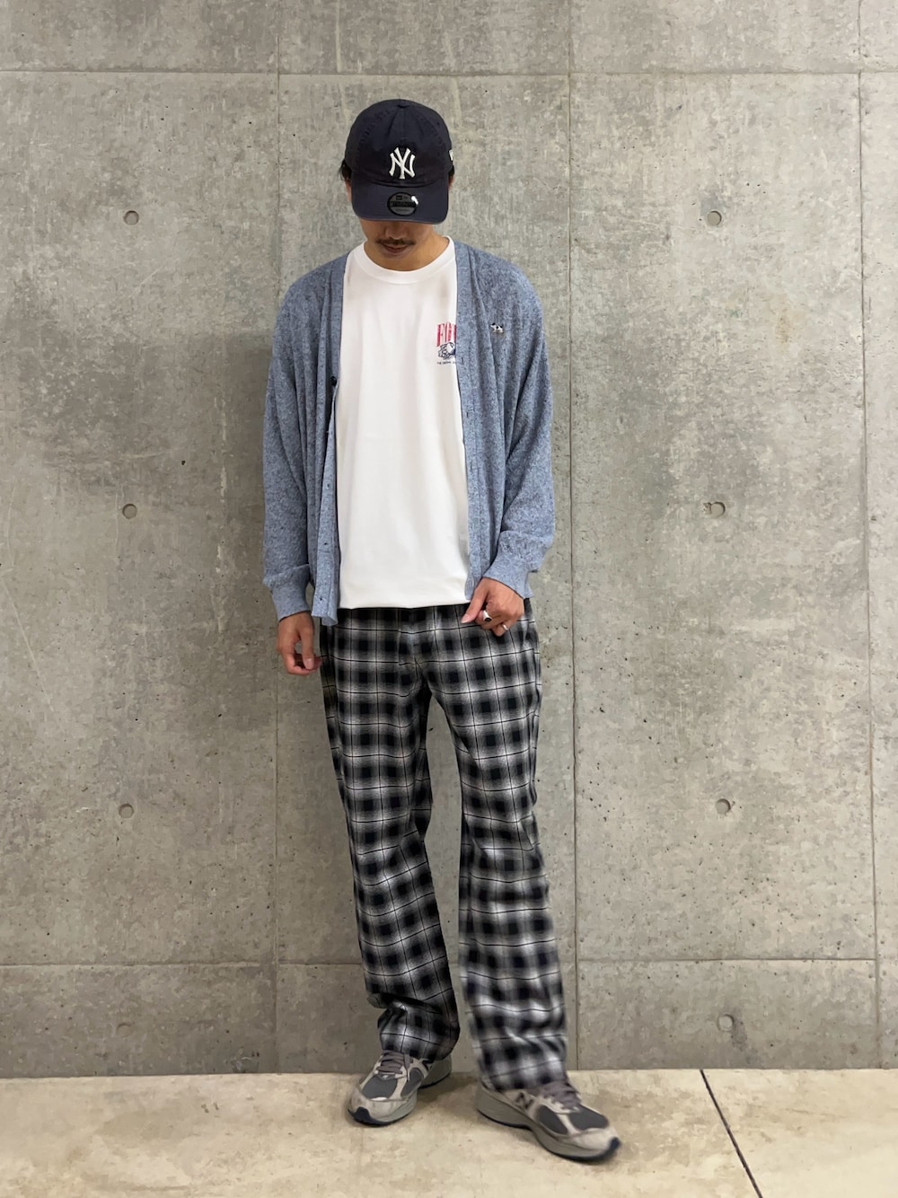 「春色、春めき満開コーデ、キャップ、休日スタイル、デートコーデ、カーディガン、お出かけコーデ、チェック、チェックパンツ、ブルー、ブルーコーデ、春夏コーデ、大人カジュアル、シンプルスタイル、シンプル」｜「GLOSTERの【GLOSTER/グロスター】フレンチブルドッグ刺繍 リネン混 カーディガン Vネック（カーディガン/ボレロ、ブルー系）」を使った、ハヤシさん（骨格ストレート・メンズ・183cm）の春コーディネートの1枚目の写真