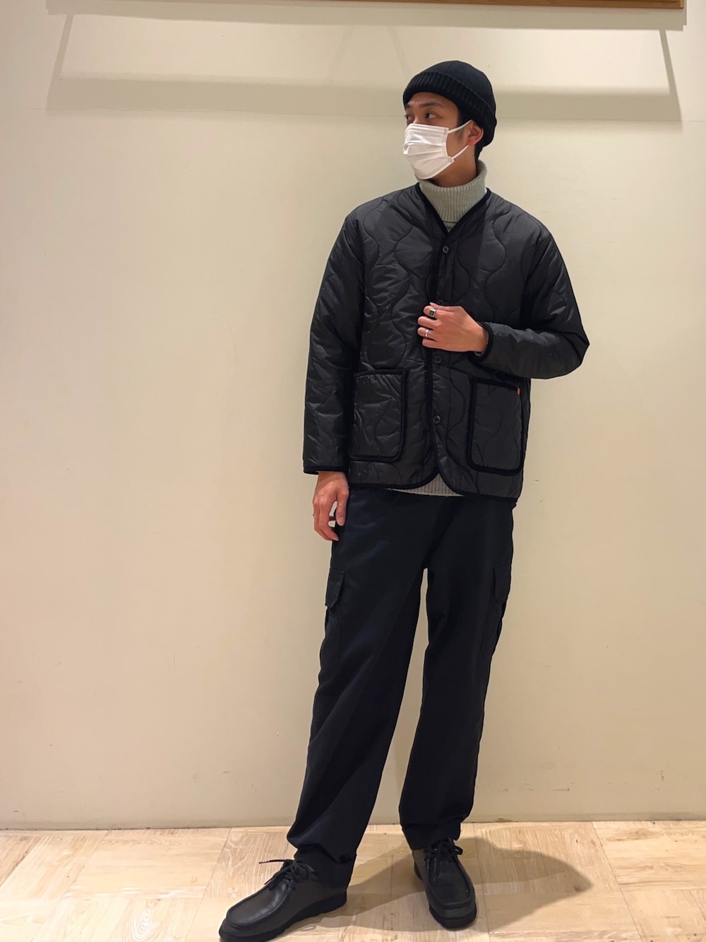 「タートルネック、ブラックコーデ、キルティング、ミリタリー、ユニバーサルオーバーオール、カーゴパンツ、ストリートコーデ、着回しコーデ、クラークス、ワラビー、クリスマスに着たい服、冬コーデ、ニットコーデ、ペンドルトン、ユニセックス」｜「GLOSTERの【GLOSTER/グロスター】FLEECE WATCH フリースワッチ（ニットキャップ/ビーニー、ブラック系）」を使った、ハヤシさん（メンズ・183cm）の冬コーディネートの1枚目の写真