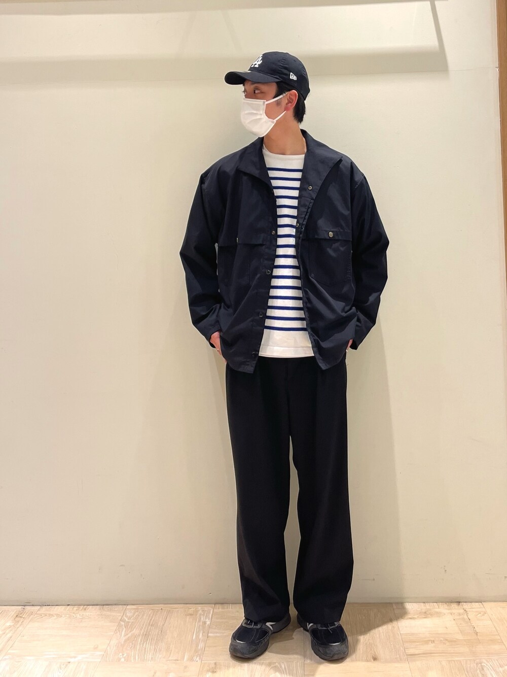 「キャップ、シンプルコーデ、ブラックコーデ、ブラック、ボーダー、ワントーンコーデ、モノトーンコーデ、春、おしゃれさんと繋がりたい、春コーデ、カジュアルコーデ、スニーカーコーデ、ストリート、休日スタイル、スポーツミックス」｜「ARMY TWILLの【ARMY TWILL/アーミーツイル】SHIRTS JACKET シャツジャケット（シャツ/ブラウス、ブラック系）」を使った、ハヤシさん（メンズ・183cm）の春コーディネートの1枚目の写真
