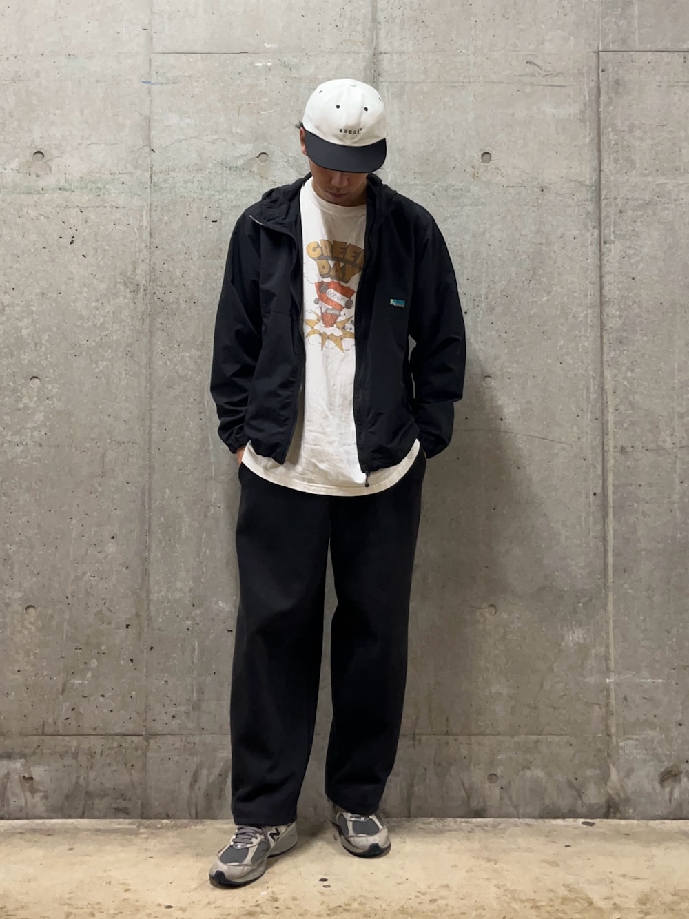 「レイヤードスタイル、キャップ、春夏コーデ、シンプルコーデ、休日スタイル、スニーカー、Tシャツ、お出かけコーデ、古着MIX、雨の日コーデ、マウンテンパーカー、ナイロンジャケット、パーカー、バンドT、Tシャツコーデ」｜「Franklin Climbingの【Franklin Climbing/フランクリンクライミング】マウンテンジャケット UV/撥水（ブルゾン、ブラック系）」を使った、ハヤシさん（骨格ストレート・メンズ・183cm）の春コーディネートの1枚目の写真