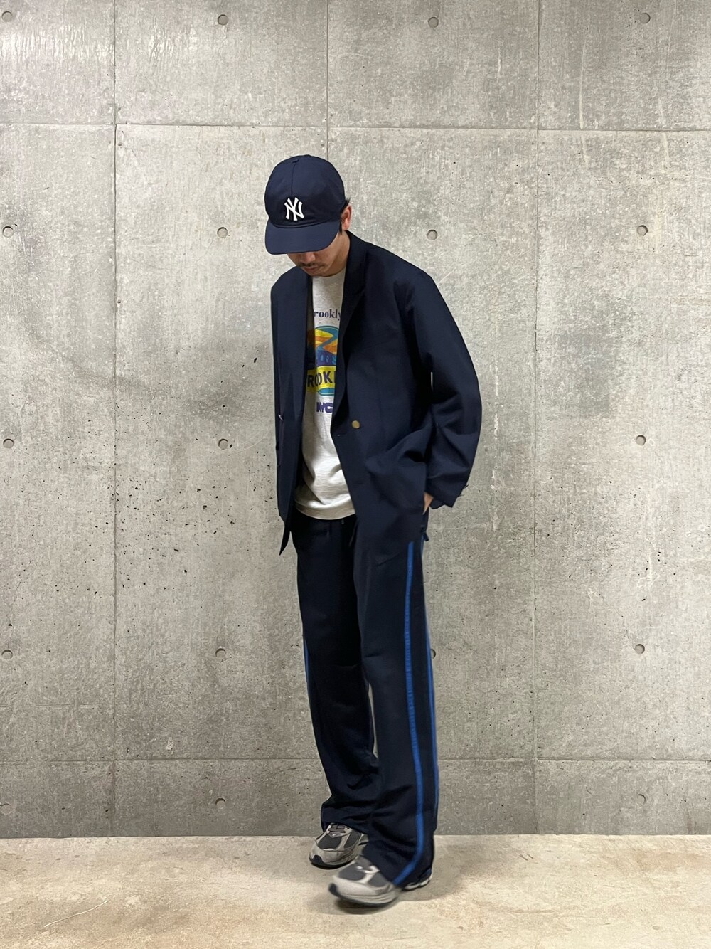 「トラックパンツ、韓国ファッション、春夏コーデ、スポーツミックス、古着MIX、ブルー、ブレザー、紺ブレ、Tシャツ、プリントT、リラックススタイル、大人カジュアル、着回しコーデ、GAP、お洒落さんとつながりたい」｜「GLOSTERの【GLOSTER/グロスター】サマージャケット ネイビーブレザー 紺ブレ 金ボタン ダブル（テーラードジャケット、ブルー系）」を使った、ハヤシさん（メンズ・183cm）の春コーディネートの1枚目の写真