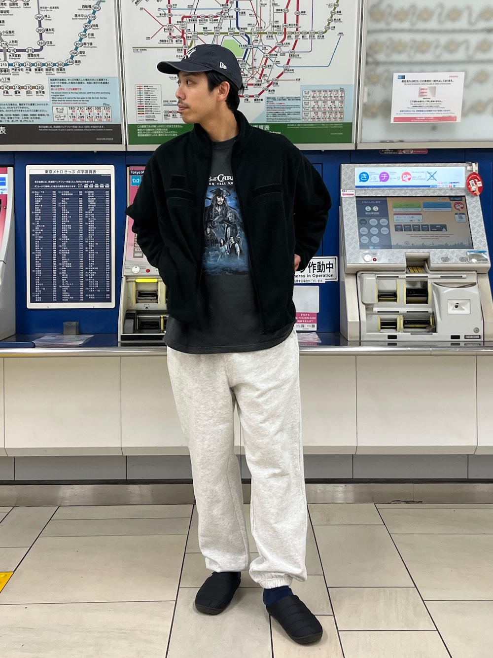 「レイヤードスタイル、映画、ムービーTシャツ、古着MIX、古着コーデ、古着、ディズニー、ディズニーコーデ、Tシャツ、Tシャツコーデ、スウェット、スウェットパンツ、スウェットコーデ、着回しコーデ、カジュアルコーデ」｜「GEVACOの【GEVACO/ゲバコ】リラックス 裏毛 ワイドスウェットパンツ ワンポイントロゴ（スウェットパンツ、ベージュ系）」を使った、ハヤシさん（骨格ストレート・メンズ・183cm）の冬コーディネートの1枚目の写真