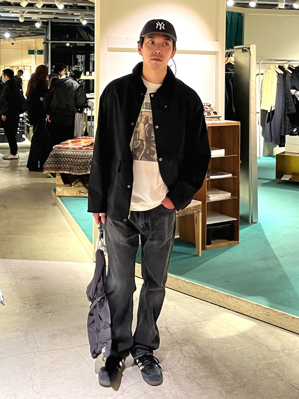 「春色、今日のコーデ、春服コーデ、レイヤードスタイル、デニム、いいね、save、フォローお願いします🤑、シンプルコーデ、おしゃれさんと繋がりたい、バンドT、古着MIX、ハンティングジャケット、春アウター、春コーデ、春、春服」｜「GOOD ROCK SPEEDの【GOOD ROCK SPEED】ビッグシルエットバンドTシャツ ロックT レーヨン混（Tシャツ/カットソー、ホワイト系）」を使った、ハヤシさん（骨格ストレート・メンズ・183cm）の春コーディネートの1枚目の写真