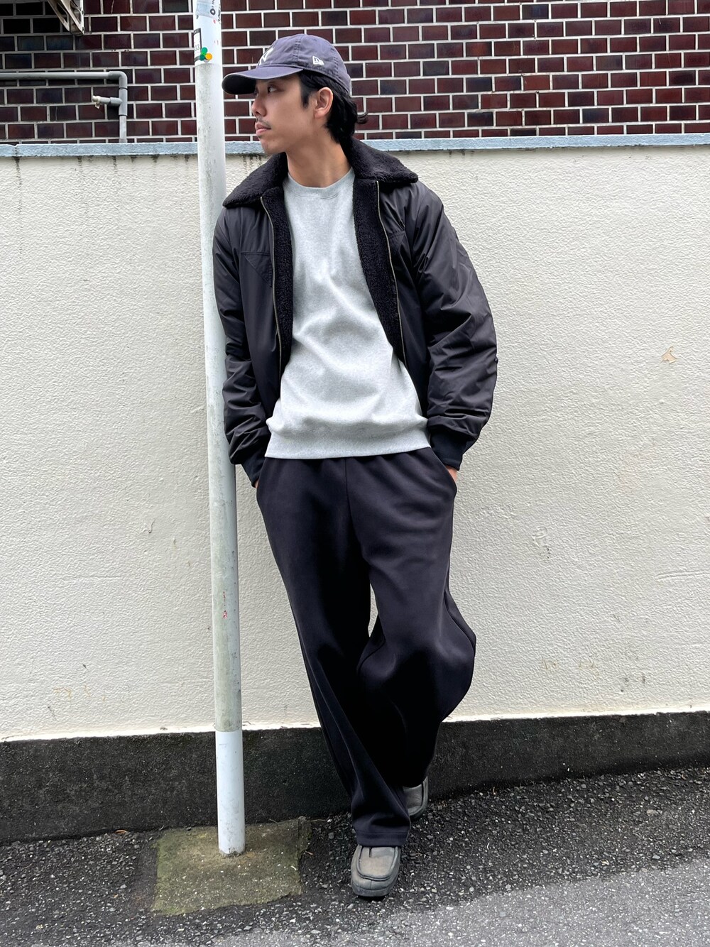 「冬コーデ、クリスマスに着たい服、モノトーン、モノトーンコーデ、フライトジャケット、ボンバージャケット、アウター、リバーシブル、ボアジャケット、ミリタリー、ミリタリージャケット、大人コーデ、冬アウター、キャップ、スウェット」｜「ARMY TWILLの【ARMY TWILL/アーミーツイル】リバーシブル フライトジャケット（ブルゾン、ブラック系）」を使った、ハヤシさん（メンズ・183cm）の冬コーディネートの1枚目の写真