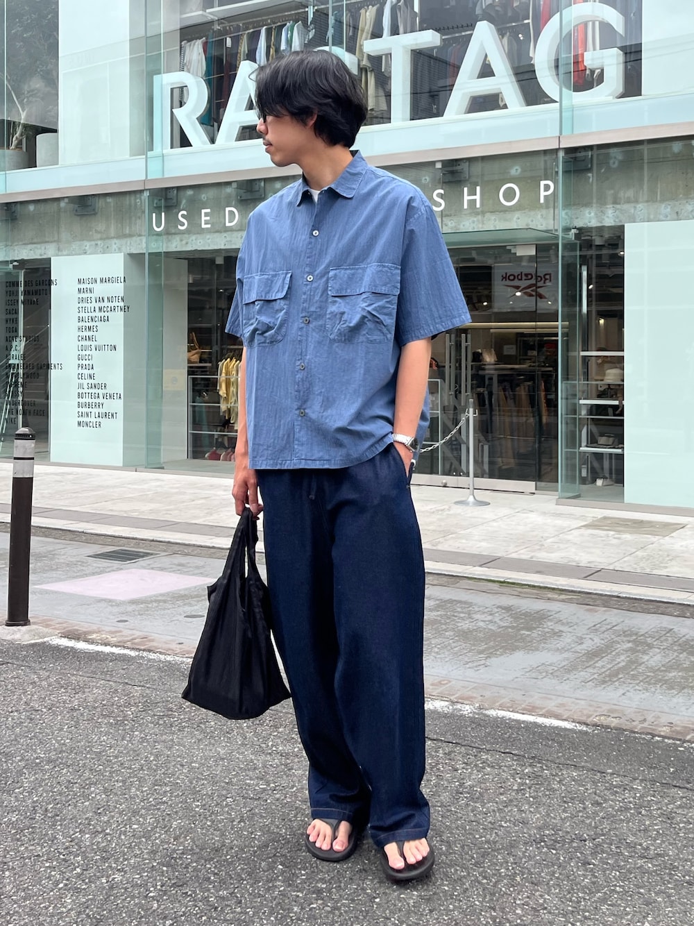 「柄シャツ、レイヤードスタイル、サンダル、夏コーデ、韓国ファッション、デートコーデ、メガネ男子、きれいめカジュアル、デニム、サングラス、シャツスタイル、古着MIX、お出かけコーデ、大人カジュアルコーデ、おしゃれさんと繋がりたい」｜「GLOSTERの【GLOSTER/グロスター】コットンピグメントショーツスリーブシャツ オーバーシャツ（シャツ/ブラウス、ブルー系）」を使った、ハヤシさん（骨格ストレート・メンズ・183cm）の夏コーディネートの1枚目の写真