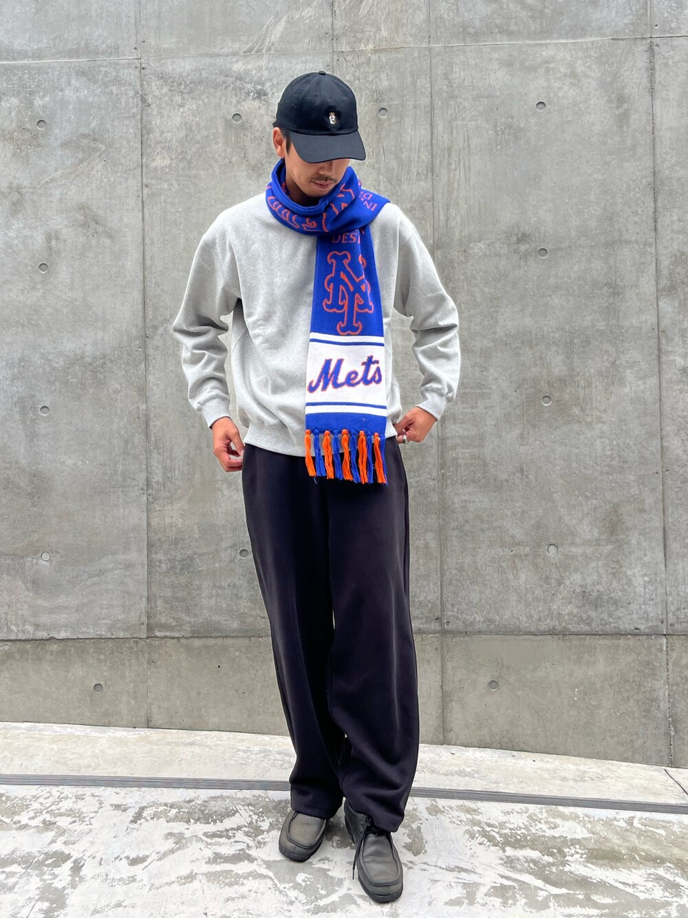 「冬コーデ、クリスマスに着たい服、韓国ファッション、マフラーぐるぐる、マフラー、サッカーマフラー、休日スタイル、スポーツミックス、スウェット、スウェットコーデ、トレンド、トレンドコーデ、ゆるコーデ、古着MIX、いいね、save、フォローお願いします🤑」｜「fredy emueのMLBチームマフラー（マフラー、ブルー系）」を使った、ハヤシさん（メンズ・183cm）の冬コーディネートの1枚目の写真