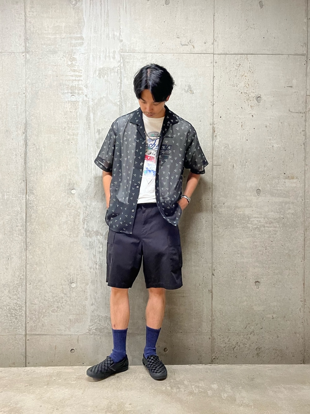 「韓国ファッション、ブラックコーデ、透け感、透けトップス、オープンカラーシャツ、アロハシャツ、バンドT、Tシャツ、ショートパンツ、夏コーデ、夏、オトナカジュアル、カジュアルコーデ、ブラック、おしゃれさんと繋がりたい」｜「GEVACOの【GEVACO/ゲバコ】リップストップ カーゴパンツ ショートパンツ military ミリタリー（その他パンツ、ブラック系）」を使った、ハヤシさん（メンズ・183cm）の夏コーディネートの1枚目の写真
