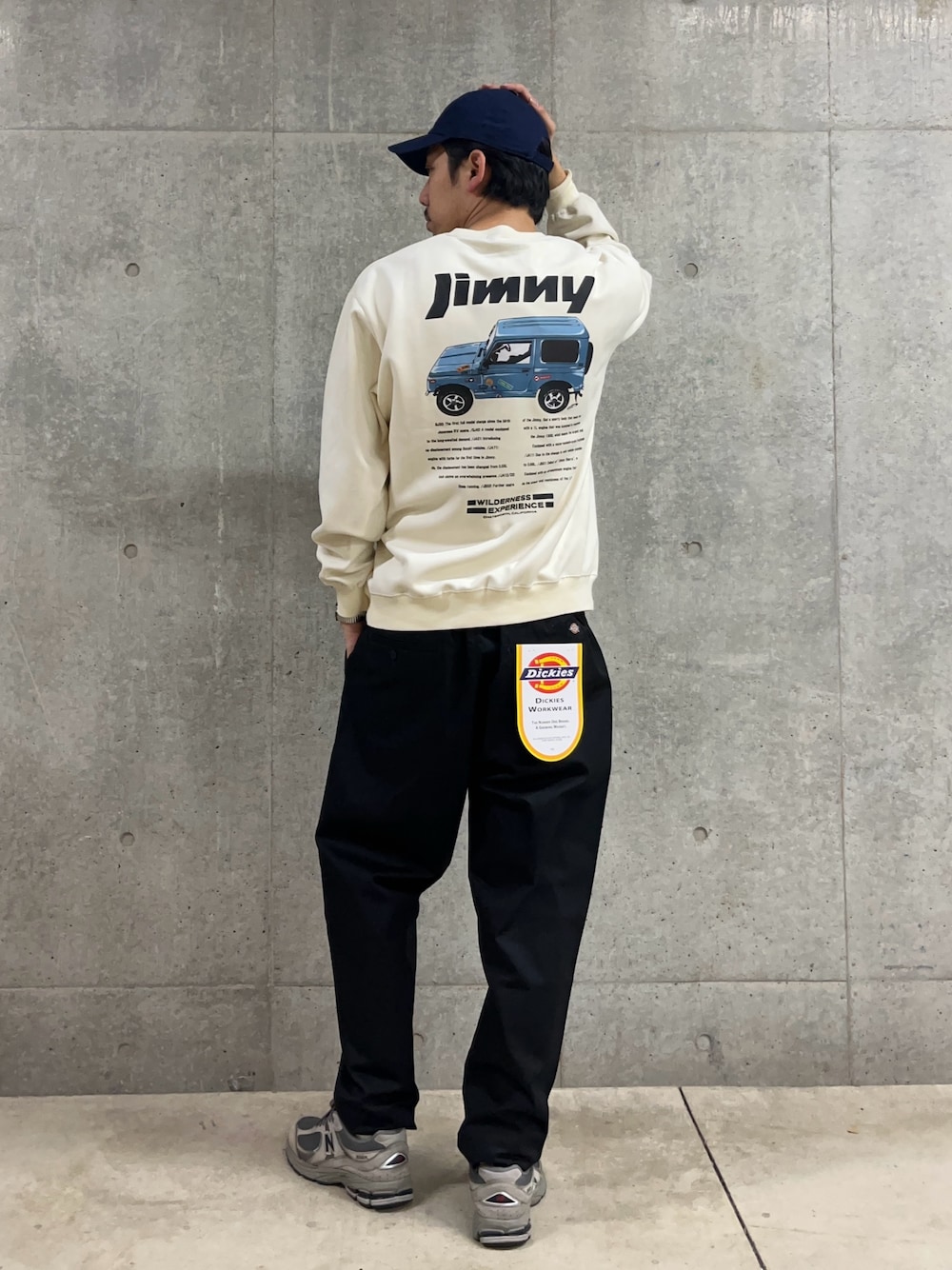 「春色、今日のコーデ、スウェット、スウェットコーデ、シンプル、シンプルコーデ、ディッキーズ(Dickies)、チノパン、大人カジュアル、ジムニー、プリントスウェット、キャップ、キャップコーデ、デートコーデ、春」｜「WILDERNESS EXPERIENCEの【WILDERNESS EXPERIENCE×JIMNY】別注 フェイクスエード プルオーバー（スウェット、ホワイト系）」を使った、ハヤシさん（骨格ストレート・メンズ・183cm）の春コーディネートの1枚目の写真