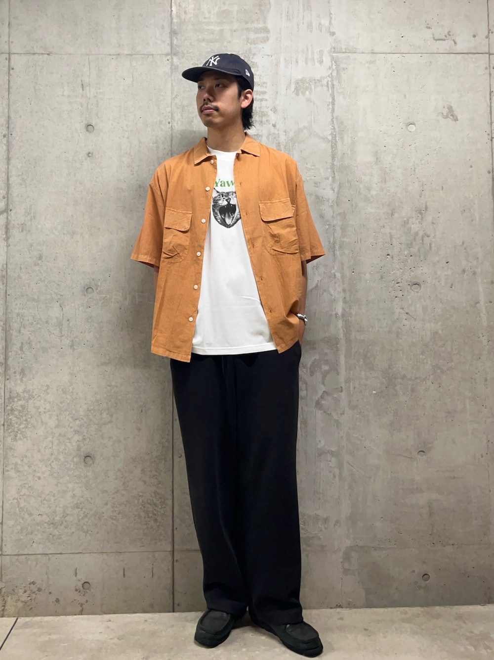 「白Tシャツ、キャップ、レイヤードスタイル、Tシャツ、夏コーデ、シャツスタイル、古着MIX、カジュアルコーデ、初夏コーデ、シャツ好き集まれ、夏服コーデ、ストリートコーデ、いいね、save、フォローお願いします🤑、差し色コーデ、オレンジ」｜「GLOSTERの【新柄追加】【GLOSTER/グロスター】DOG&CAT 犬猫プリントTシャツ（Tシャツ/カットソー、ホワイト系）」を使った、ハヤシさん（骨格ストレート・メンズ・183cm）の夏コーディネートの1枚目の写真