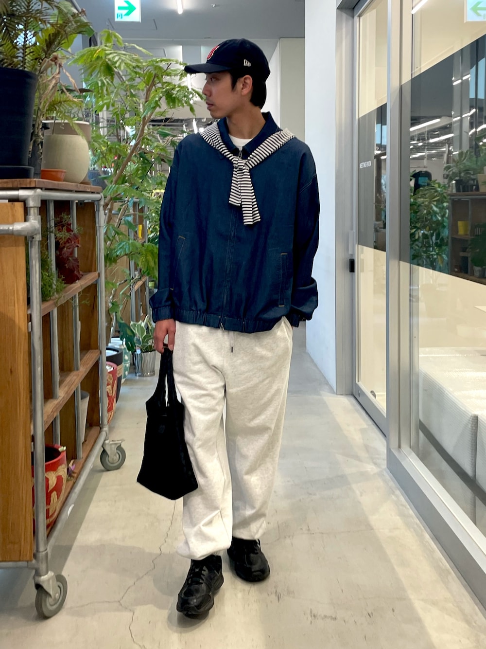 「休日スタイル、ボーダー、デートコーデ、スニーカー、お出かけコーデ、大人カジュアル、スポーツミックス、キャップ、春夏コーデ、カジュアルスタイル、フレンチカジュアル、マリン、マリンコーデ、デニム、デニムジャケット」｜「UNIVERSAL OVERALLの【UNIVERSAL OVERALL/ユニバーサルオーバーオール】タイダイ柄リブソックス（ソックス/靴下、ブルー系）」を使った、ハヤシさん（骨格ストレート・メンズ・183cm）の春コーディネートの1枚目の写真