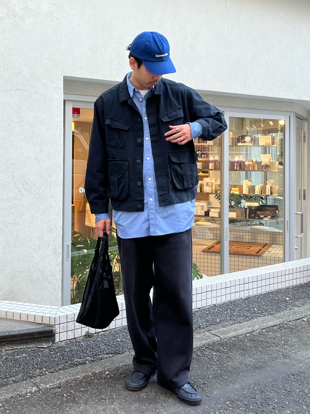 「シャツスタイル、今日のコーデ、ブラックコーデ、ブラック、ブルー、ブルーコーデ、キャップ、キャップコーデ、ミリタリー、ミリタリージャケット、春服コーデ、お出かけコーデ、カジュアルコーデ、お洒落さんとつながりたい、いいね、save、フォローお願いします🤑」｜「GLOSTERの【GLOSTER/グロスター】バイオウォッシュ ファティーグジャケット ミリタリーブルゾン（ブルゾン、ブラック系）」を使った、ハヤシさん（骨格ストレート・メンズ・183cm）の春コーディネートの1枚目の写真