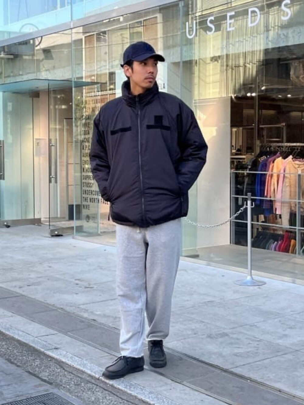 「ダウン、ダウンジャケット、ストリートコーデ、ストリート、ストリートMIX、スポーツミックス、ミリタリー、ミリタリーコーデ、スウェット、スウェットパンツ、アウター、TAION、冬コーデ、シンプル、シンプルコーデ」｜「TAIONの【TAION/タイオン】GLOSTER別注 MILITALY LEVEL7 JACKET ダウン（ダウンジャケット/コート、ブラック系）」を使った、ハヤシさん（骨格ストレート・メンズ・183cm）の冬コーディネートの1枚目の写真