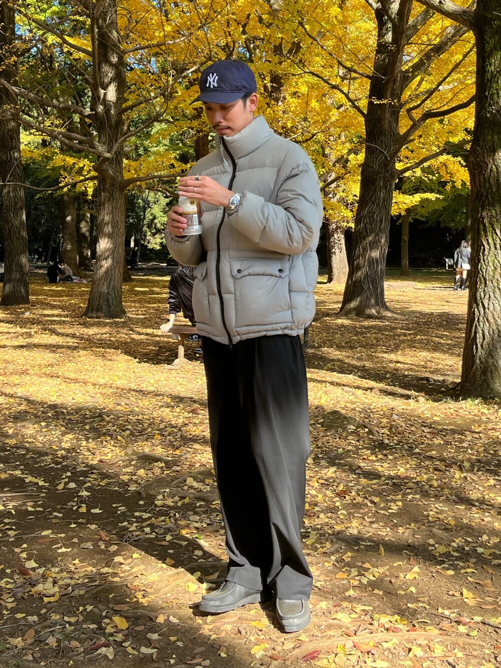 「淡色コーデ、ストリート、ブーツ、ダウンジャケット、レイヤードスタイル、韓国ファッション、スラックス、キャップ、冬アウター、休日スタイル、クリスマスに着たい服、TAION、ダウン、お出かけコーデ、ホワイト」｜「TAIONの【TAION/タイオン】GLOSTER別注 VOLUME DOWN ダウン ボリューム（ダウンジャケット/コート、グレー系）」を使った、ハヤシさん（メンズ・183cm）の冬コーディネートの1枚目の写真
