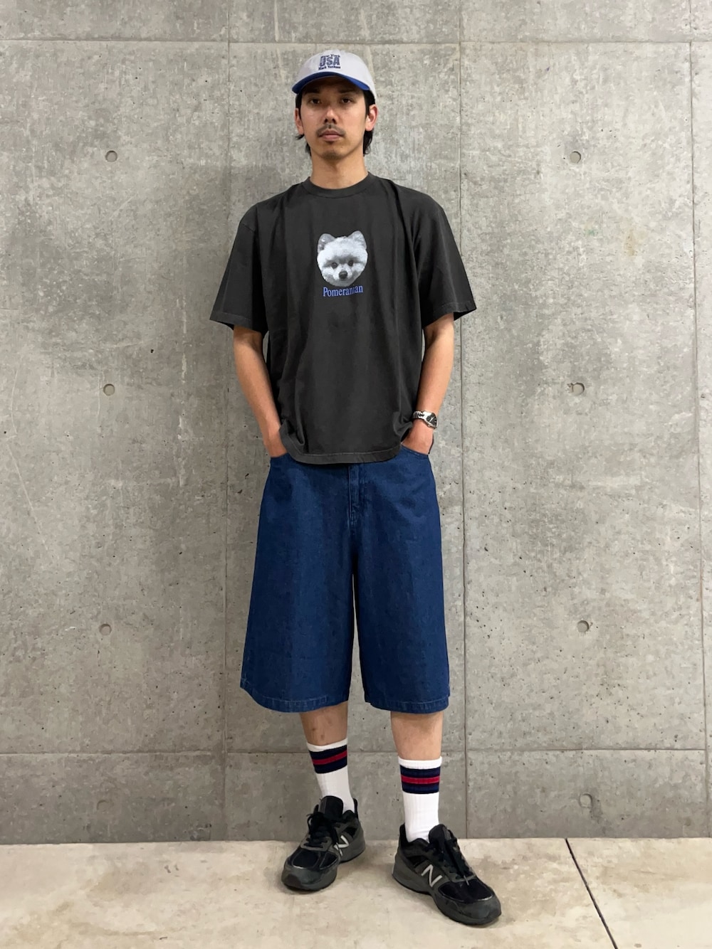 「黒Tシャツ、スポーツミックス、古着MIX、キャップ、ハーフパンツ、デニム、Tシャツ、夏コーデ、メンズファッション、お出かけコーデ、今日のコーデ、初夏コーデ、Tシャツコーデ、アニマル、トレンド」｜「GLOSTERの【新柄追加】【GLOSTER/グロスター】DOG&CAT 犬猫プリント ピグメント プリントTシャツ（Tシャツ/カットソー、ブラック系）」を使った、ハヤシさん（骨格ストレート・メンズ・183cm）の夏コーディネートの1枚目の写真